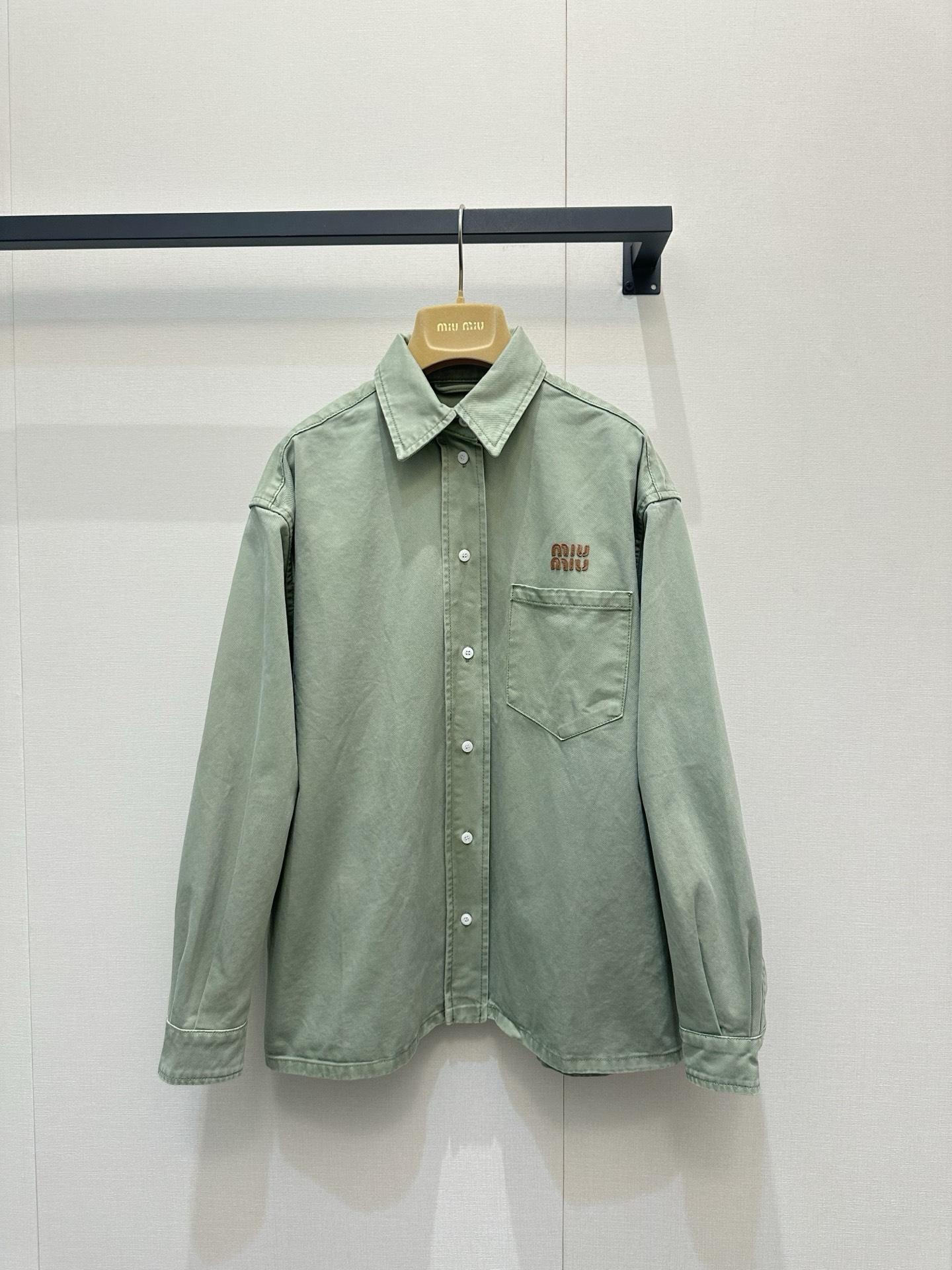 NO:843029,Miumiu 26 spring and summer new style Matcha green distressed shirt is a versatile king in the wardrobe. It is truly high-end and effortless. This shirt welds looseness and fashionability on the body, whoever wears it will look more distinguished. Unique matcha green distressed wash, comes with a retro filter, yellow skin turns to cool white skin in seconds, full of atmosphere. Loose off-shoulder version, not shoulder width, easy to hide the flesh and cover shoulders.  Exquisite embroidered small logo on the chest + patch pocket design, full of details, low-key and delicate. Ready for sale smL,,miumiu,shirts,19860909Miumiu 26春夏新款 抹茶绿做旧衬衫是衣柜的百搭王真正的高级,从不费力.这件衬衫把松弛感与时髦度焊在身上,谁穿谁显贵.独特抹茶绿做旧水洗,自带复古滤镜,黄皮秒变冷白皮,氛围感拉满 宽松落肩版型,不挑肩宽,轻松藏肉、遮拜拜肩 胸前精致刺绣小标+贴袋设计,细节感十足,低调中透着精致现货出售smL,,miumiu,shirts,,Women's clothing
