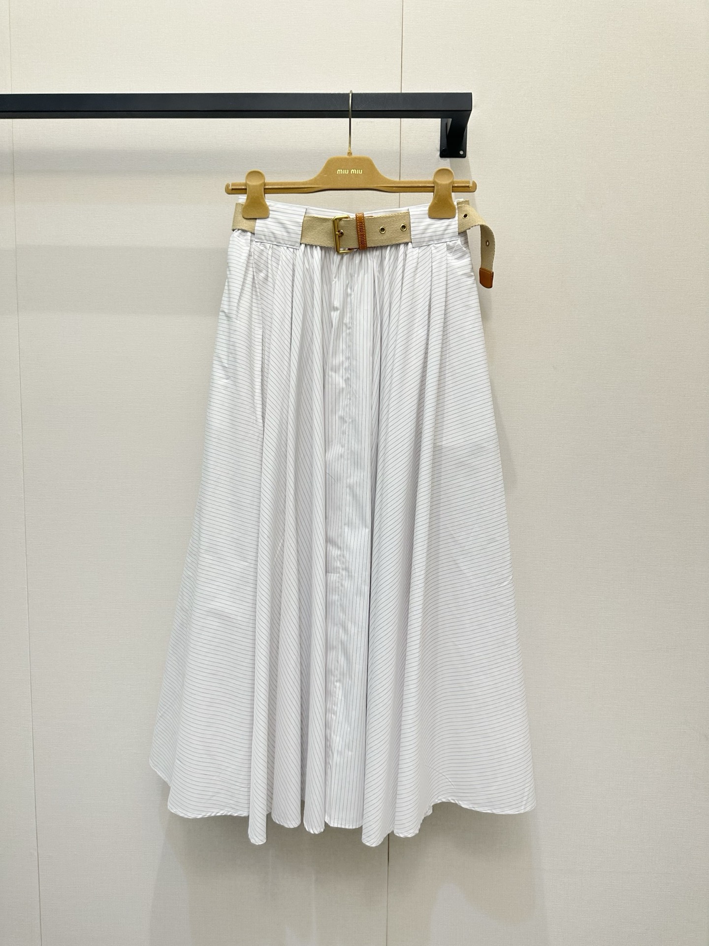 NO:842989,Tops and skirts 26 spring and summer new products Miu** pinstripe shirts and skirts The brand's iconic college aesthetics Off-white background with light brown pinstripes, comes with a gentle filter Low-key embroidered logo on the chest, full of details without being conspicuous Loose straight version, lazy and slim Can be worn alone or layered, easily unlocking a variety of styles It is an indispensable and versatile style in the wardrobe. Ready for sale smL,, miumiu, skirts, shirts,19860909上衣 半裙 26春夏新品 Miu**细条纹衬衫 半裙 品牌标志性的学院美学 米白底色搭配浅棕细条纹,自带温柔滤镜 胸口低调刺绣Logo,细节拉满不张扬 宽松直筒版型,慵懒又显瘦 可单穿可内搭,轻松解锁多种风格 是衣橱里不可或缺的百搭款现货出售 smL,,miumiu,skirts,shirts,,Women's clothing