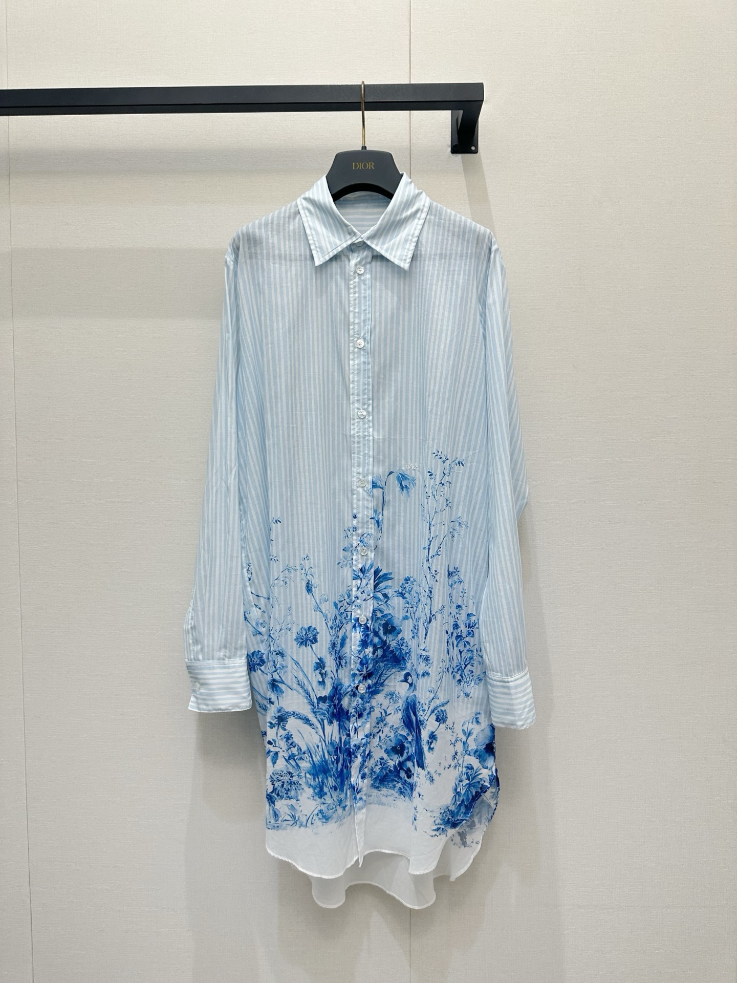 NO:877823,Dior  The new 2026 spring and summer shirt skirt weaves French romance and poetry into every detail. The classic blue and white pinstripes collide with the freehand ink-smeared floral print, as if you are wearing a spring garden on your body. It has the neatness and intellectuality of a shirt, but also has the elegance and femininity of a skirt. The light gauze fabric is breathable and comfortable, and your steps are windy, which is a romantic breath that is exclusive to summer. Whether worn alone with a straw bag to go to the beach.  Whether you are taking a stroll or wearing a crisp suit to go on an exquisite date, it can let you reveal your extraordinary taste in simplicity and easily interpret the effortless sophistication and agility. Having a skirt like this in your wardrobe collects the tenderness and poetry of spring and summer. Size 36.38.40, dior, espadrilles, skirts, shirts, business  suit,19860909Dior 2026春夏新款衬衫裙,将法式的浪漫与诗意织进每一寸细节.经典的蓝白细条纹碰撞写意水墨晕染的花卉印花,仿佛将一幅春日花园穿在身上,既有衬衫的利落与知性,又自带裙装的飘逸与柔美.轻盈的薄纱面料透气舒爽,行走间步履生风,是专属于夏日的浪漫呼吸感.无论是单穿搭配草编包去海边漫步,还是外搭一件挺括西装去赴一场精致的约会,它都能让你在简约中透出不凡品味,轻松诠释那种毫不费力的高级与灵动.衣橱里有一件这样的裙子,便收藏了一整个春夏的温柔与诗意.尺码36.38.40,,dior,espadrilles,skirts,shirts,business suit,,Women's clothing