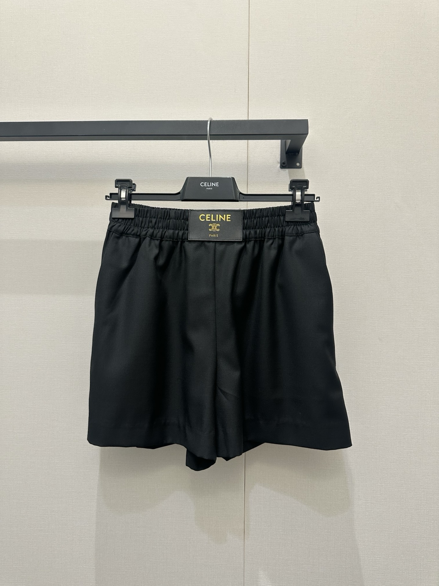 NO:842995,*26new Arc de Triomphe Leather Label Casual Shorts are made of drapey sheep wool, with a high elastic waist and natural pleats in the trousers body, which perfectly captures the relaxed feeling of 'lazy but not sloppy'!  Exclusively customized imported yb wool material, classic Arc de Triomphe leather label design on the waist, low-key and self-recognizable, wide-leg tailoring is more tolerant to the leg shape, pear-shaped/hip width can hide the flesh with one click; wear it casually, it has an effortless sense of high-end ~ 1:1 awesome version, the latest item in early spring, look for the exclusive high version. Ready-made SML,, shorts,19860909*26new凯旋门皮标休闲短裤垂感十足的绵羊毛材质,高腰松紧腰+裤身自然褶皱,把“慵懒不邋遢”的松弛感拿捏得刚好！独家定制进口yb羊毛材质,腰间经典凯旋门皮标设计,低调又自带辨识度,阔腿剪裁对腿型包容度拉满,梨形/胯宽穿了直接一键藏肉；随便穿穿都是毫不费力的高级感~1:1超赞版型,早春最新单品,认准独家高版本 现货 SML,,shorts,,Women's clothing
