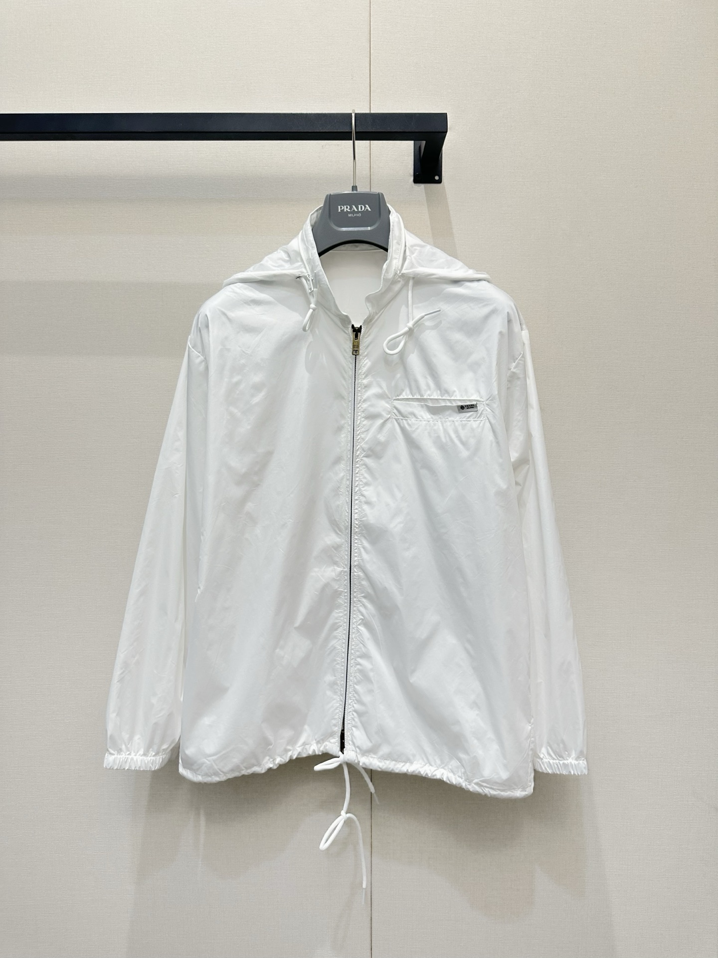 NO:843001,*26new Pocket Logo Hooded Jacket combines urban functional style with minimalist high-end sense into a portable scenery. The hem is windproof and highlights the waistline. The light fabric hides the confidence to cope with changeable weather. It is exclusively made of imported yb nylon material and has a clean and refreshing white upper body to perfectly present the brand's unique high-end fashionable temperament!  It can be used for daily commuting, citywalking or outdoor exploration. The new tag with it is like a 'fashionable protective bag'. You can carry it on your back and rush to the next free and exquisite date ~ 1:1 awesome version, the latest spring and summer items, look out for the exclusive high version SML,, jackets & coats, hats,19860909*26new口袋徽标连帽外套把都市机能风与极简高级感揉成了随身风景～下摆束口防风又显腰线,轻盈面料藏着应对多变天气的底气 独家定制进口yb尼龙材质,自带干净清爽的白色主调上身将品牌独有的高级时髦气质完美呈现！日常通勤、citywalk或户外轻探索都能稳稳拿捏氛围,全新带吊牌的它像一份“时髦防护包”,背上就奔赴下一场自由与精致的约会～1:1超赞版型,春夏最新单品,认准独家高版本 SML,,jackets & coats,hats,,Women's clothing