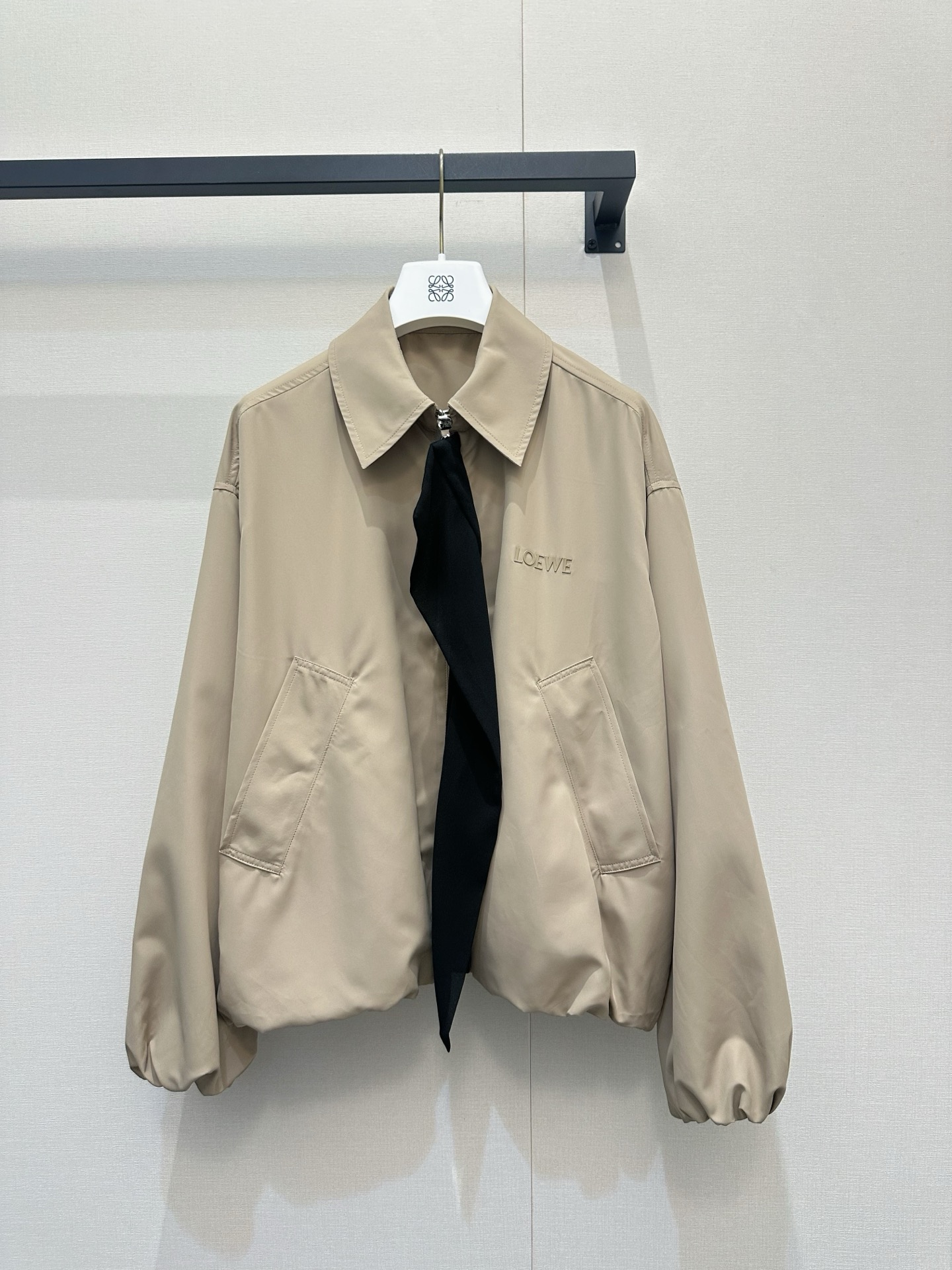 NO:843007,*26new contrasting color lightweight technical pleated poplin jacket is windproof, waterproof and durable, perfect for spring and summer!  Khaki main color + black silk panel draping, full of design sense, loose fit that both men and women can easily control. Exclusively customized imported yb technology fabric material, classic logo letter printing design on the chest, self-recognizable, custom lettering logo craftsmanship with hardware molding, perfect details, loose jacket style upper body is fashionable and practical, can be easily matched for daily commuting and leisure occasions, easily get the same style as celebrities!  1:1 awesome version, the latest spring and summer items, look out for the exclusive high version SML,,jackets & coats,jackets & coats,19860909*26new撞色轻质科技褶皱府绸夹克外套 防风防水又耐用,春夏穿超合适！卡其色主色+黑色丝绸镶片垂褶,设计感满满,宽松版型男女都能轻松驾驭独家定制进口yb科技面料材质,胸前经典徽标字母印花设计,自带辨识度,五金开模定制刻字logo工艺,细节满分,宽松夹克版型上身时髦又实用,日常通勤、休闲场合都能轻松搭配,轻松get明星同款风格！1:1超赞版型,春夏最新单品,认准独家高版本 SML,,jackets & coats,jackets & coats,,Women's clothing