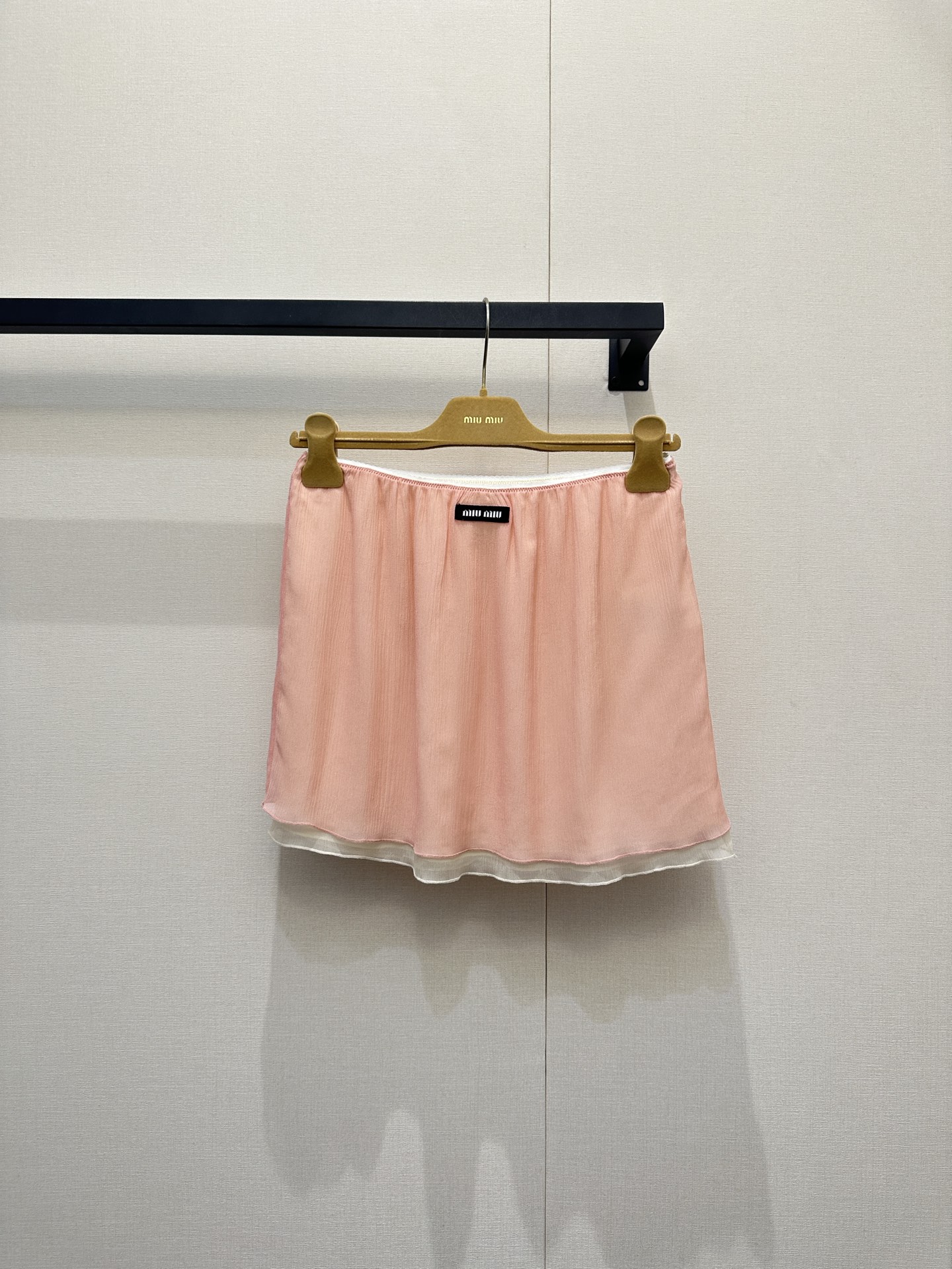 NO:843013,*26new peach pink mulberry silk lace skirt is made of thin mulberry silk material with unparalleled drape. The white lace design on the chest presents a pure and youthful atmosphere ~ Exclusively customized imported yb mulberry silk material. The bust is made of exquisite piping pattern letter design. The sweet girl has a little sexy, and the slightly wide version is very tolerant to the figure!  The combination of classic logo and letter patterns highlights the charm of the brand concept. 1:1 awesome version. The latest summer item. Look for the exclusive high version. Ready stock SML,,skirts,19860909*26new蜜桃粉桑蚕丝花边半裙垂感无敌的轻薄桑蚕丝材质制成,胸前白色花边设计呈现纯欲减龄气息～独家定制进口yb桑蚕丝材质,胸围做精致滚边花纹字母设计,甜妹带点小性感,微阔版型对身材包容性极好！经典徽标字母图案搭配,彰显品牌理念魅力1:1超赞版型 夏季最新单品 认准独家高版本 现货 SML,,skirts,,Women's clothing