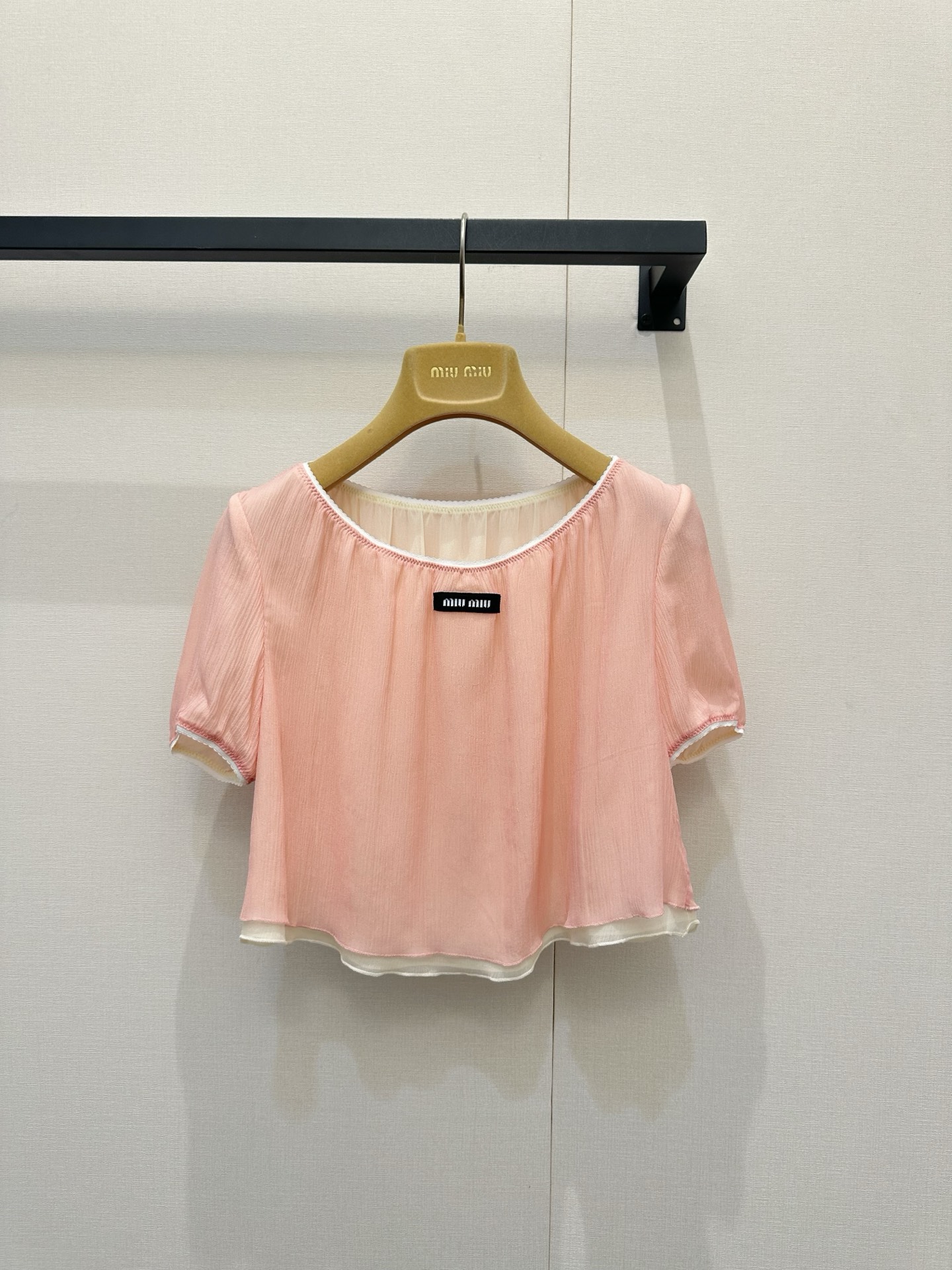 NO:843841,*26new peach pink mulberry silk lace top is made of thin mulberry silk material with unparalleled drape. The white lace design on the chest presents a pure and youthful atmosphere ~ Exclusively customized imported yb mulberry silk material. The bust is made of exquisite piping pattern letter design. The sweet girl has a little sexy, and the slightly wide version is very tolerant to the figure!  The combination of classic logo and letter patterns highlights the charm of the brand concept. 1:1 awesome version. The latest summer item. Look for the exclusive high version. Ready in stock SML,,19860909*26new蜜桃粉桑蚕丝花边上衣垂感无敌的轻薄桑蚕丝材质制成,胸前白色花边设计呈现纯欲减龄气息～独家定制进口yb桑蚕丝材质,胸围做精致滚边花纹字母设计,甜妹带点小性感,微阔版型对身材包容性极好！经典徽标字母图案搭配,彰显品牌理念魅力1:1超赞版型 夏季最新单品 认准独家高版本 现货 SML,,,Women's clothing