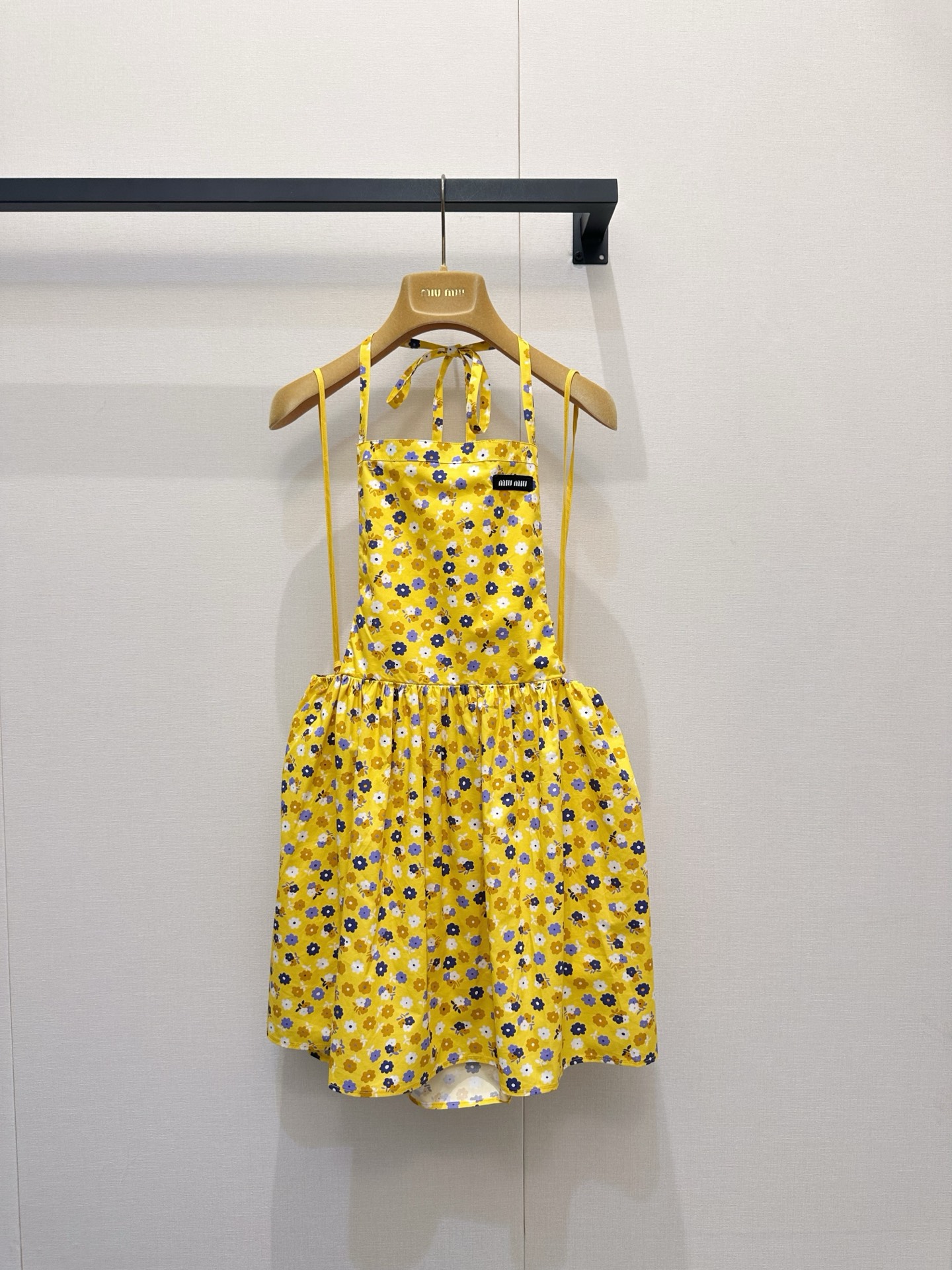 NO:843845,*26new yellow floral strappy vest dress. The yellow floral element design is super layered and the poplin material has a textured upper body!  It is super comfortable to wear in spring and summer. Floral flowers embellish the spring atmosphere, and layering can control the energetic spring and summer ootd!  Exclusively customized imported yb cotton blended material, the length is suitable for different heights, and it is more fashionable when layered!  The classic insignia embellishment on the chest is low-key without losing the brand's unique recognition. It is a must-have item with a girly feel!  1:1 awesome version, latest spring and summer items, look out for exclusive high version SML,,skirts,19860909*26new黄色碎花绑带背心连衣裙黄色碎花元素设计超有层次感府绸材质上身有质感！春夏穿超舒适.碎花点缀春日氛围,叠搭更能驾驭活力春夏ootd！独家定制进口yb棉混纺材质,长度适合不同身高,叠穿更时髦！胸前经典章仔点缀,低调不失品牌独有的辨识度,少女感十足的单品必须有！1:1超赞版型,春夏最新单品,认准独家高版本 SML,,skirts,,Women's clothing