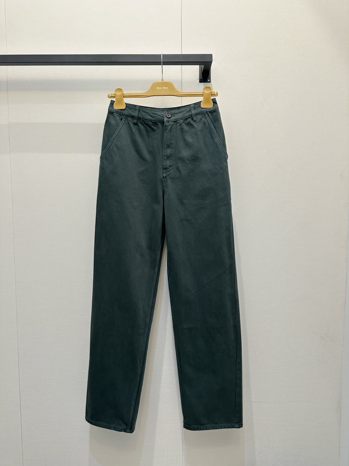 NO:843855,*25new dark green gabardine denim trousers, classic straight fit, versatile and fashionable!  The upper body is super slim!  The A-line waist cinching improves the proportion of the body line, and the visual effect is amazing!  Exclusively customized imported yb cotton material, imported washed denim fabric has a wide and stylish texture!  Back pocket logo embroidered letter design, customized electroplated hardware accessories, a must-have item for fashionistas!  1:1 awesome version, the latest spring and summer items, look out for the exclusive high version, in stock SML,,19860909*25new墨绿色华达呢牛仔长裤经典直筒版型不挑人百搭又时髦！上身超显瘦！A字收腰修饰优越身线比例,视觉效果超赞！独家定制进口yb棉材质,进口洗水牛仔面料质感挺阔有型！后袋口袋徽标刺绣字母设计,定制电镀五金配件,时髦精们必备单品！1:1超赞版型 春夏最新单品 认准独家高版本 现货 SML,,,Women's clothing