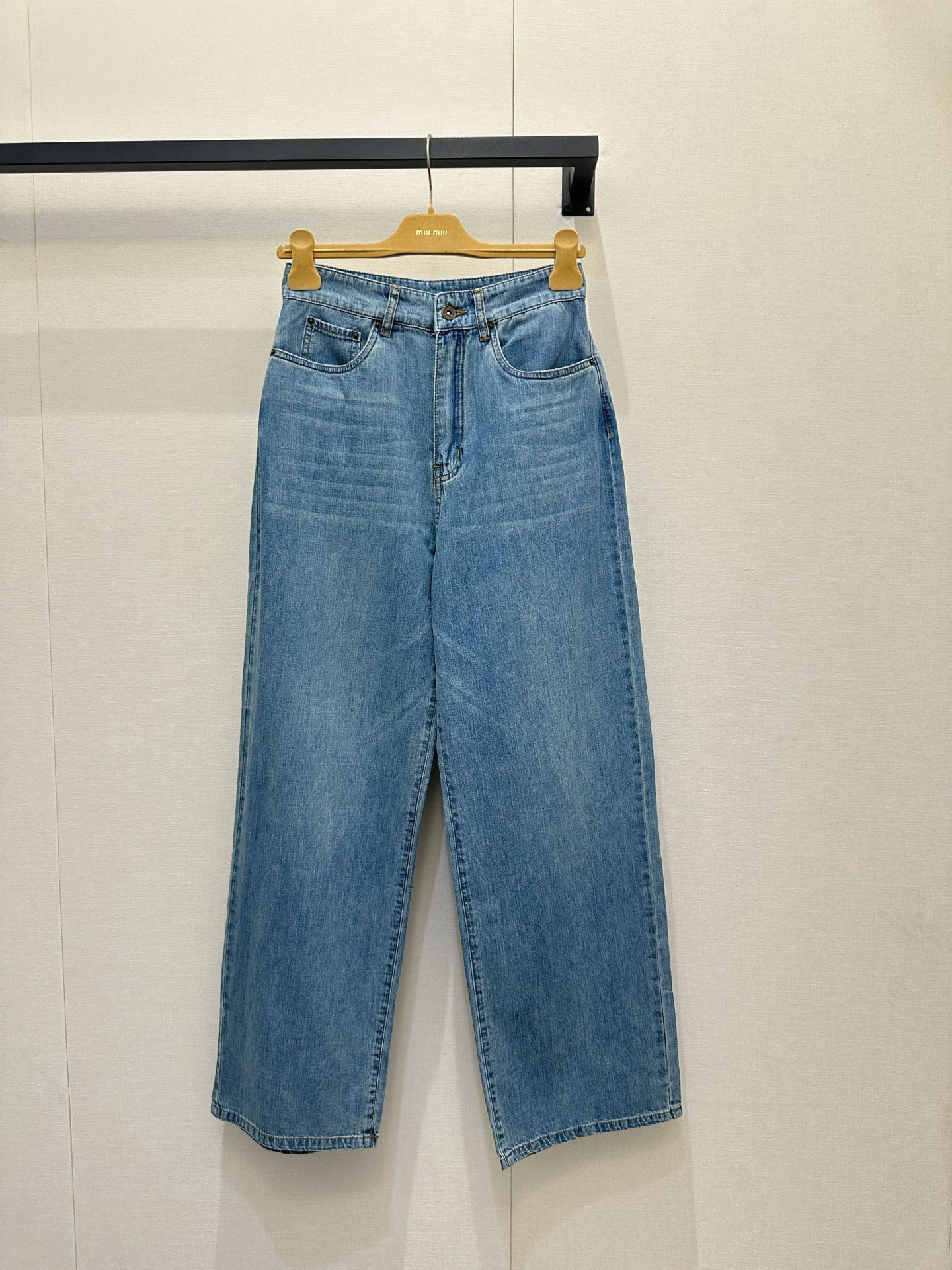 NO:843865,Miu Miu's retro denim trousers, vest and wide-leg trousers are a denim suit that is sweet, spicy and casual ~ it has the brand's signature sweet-cool balance just right. The neat tailoring of the side straps of the denim vest weakens the toughness of the denim. The short style and ear-hemmed short-sleeved design quietly optimizes the proportion of the body to three or seven points. The high-waisted wide-leg pants hide the flesh and show off the aura. Ready SML, miumiu, T-shirt,19860909Miu Miu的复古牛仔长裤 马甲搭配阔腿裤的牛仔套装,又甜又辣又随性～把品牌标志性的甜酷平衡拿捏得恰到好处.牛仔马甲侧边绑带设计利落的剪裁弱化了牛仔的硬朗小短款木耳边短袖设计悄悄优化身材比例拉成三七分,高腰阔腿裤又藏肉又显气场.现货SML,,miumiu,T-shirt,,Women's clothing