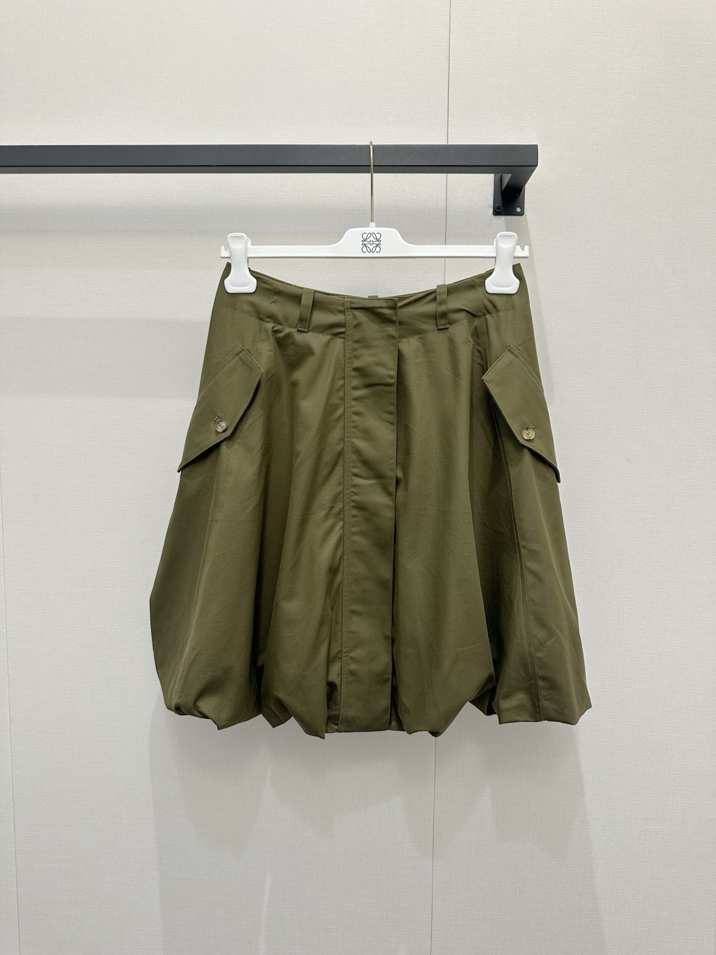 NO:843870,*26new The olive green irregular flower bud skirt is made of irregular cuts. The flower bud skirt shape is full of three-dimensionality, giving you a sense of agility when walking. Exclusively customized imported yb mulberry silk and cotton blended material, embroidered logo pattern on the waist, with its own brand's unique recognition, it can be easily controlled for daily commuting or leisure. The mid-length + high-waist design shows long legs and modifies the waistline. Pair it with a bright top or simple sweater to easily get a fashionable and layered look!  1:1 awesome version, latest spring and summer items, look out for exclusive high version SML,,skirts,19860909*26new橄榄绿不规则花苞裙裙身采用不规则剪裁,花苞裙型立体感满满,走路自带灵动感独家定制进口yb桑蚕丝棉混纺材质,腰间刺绣logo图案,自带品牌独有的辨识度,日常通勤或休闲都能轻松驾驭.中长款+高腰设计,显腿长又修饰腰线,搭配亮色上衣或简约针织衫,轻松get时髦层次感！1:1超赞版型,春夏最新单品,认准独家高版本 SML,,skirts,,Women's clothing