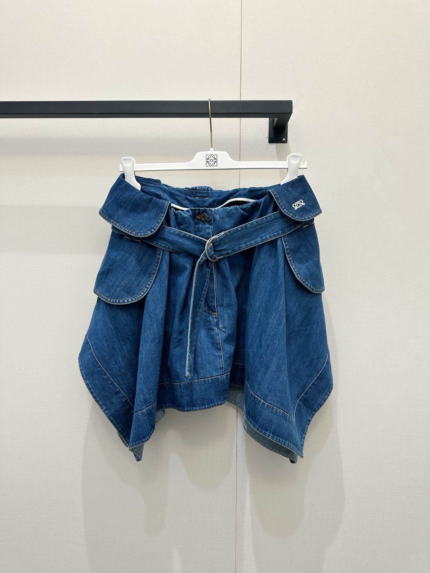NO:843875,*26new The upper body of the denim skirt with folded pockets at the waist and embroidered irregular skirts simply welds a sense of luxury to the body. The washed denim color is retro and eye-catching. The most amazing thing is the unique three-dimensional tailoring of the waist and the same color lace design. It not only perfectly tightens the waist, but also balances the coolness of workwear style with the laziness of French style. Exclusively customized imported yb cotton material, embellished with new logo embroidery patterns on the waist, the upper body is self-recognizable!  The loose fit is perfectly tolerant to the body shape, and the irregular skirt brings a casual and carefree aura when you move around. Just wear a white T or a short top and you can easily achieve an effortless sense of fashion. Whoever wears it will have a two-meter-long leg!  1:1 awesome version, the latest spring and summer items, look out for exclusive high-end versions in stock SML,,skirts,19860909*26new腰间翻袋刺绣不规则裙摆牛仔裙上身简直是把高级感焊在了身上,水洗丹宁色复古又耐看,最绝的是腰部独特的立体剪裁和同色系带设计,不仅完美收腰,还把工装风的酷飒和法式的慵懒平衡得刚刚好～独家定制进口yb棉材质,腰间新徽标刺绣图案点缀,上身自带辨识度！宽松版型对身材包容度满分,不规则裙摆走动起来自带随性洒脱的气场.随便搭件白T或短上衣,就能轻松拿捏毫不费力的时髦感,谁穿谁是腿长两米的气质精！1:1超赞版型,春夏最新单品,认准独家高版本 现货 SML,,skirts,,Women's clothing