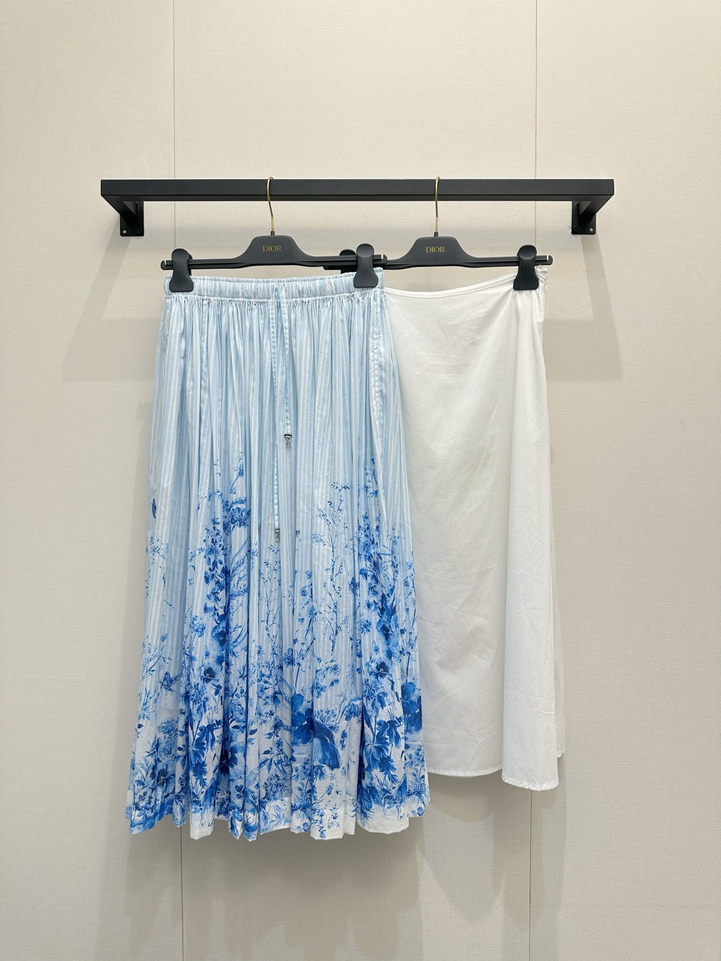 NO:843883,Dior  The new 2026 spring and summer skirt brings the freshness and romance of French style to your body. The light blue bottom is matched with freehand ink flower prints, and the elegant pleated design brings a smart and fairy atmosphere; it is thoughtfully equipped with pure cotton lining, which is light and breathable while adding a sense of practical comfort. No matter  Whether paired with a simple white T or an exquisite shirt, you can easily create an effortless high-end resort style, making you elegant and comfortable in the summer, just right. Size 36.38.40, dior, skirts, shirts,19860909Dior 2026春夏新款半裙,把法式的清新浪漫穿在身上.浅蓝色底搭配写意的水墨花卉印花,飘逸的百褶设计自带灵动仙气；贴心配有纯棉内衬,轻盈透气的同时更添一份实穿舒适感.无论是搭配简约白T还是精致衬衫,都能轻松营造出毫不费力的高级度假风,让你在夏日里既优雅又自在,美得刚刚好.尺码36.38.40,,dior,skirts,shirts,,Women's clothing