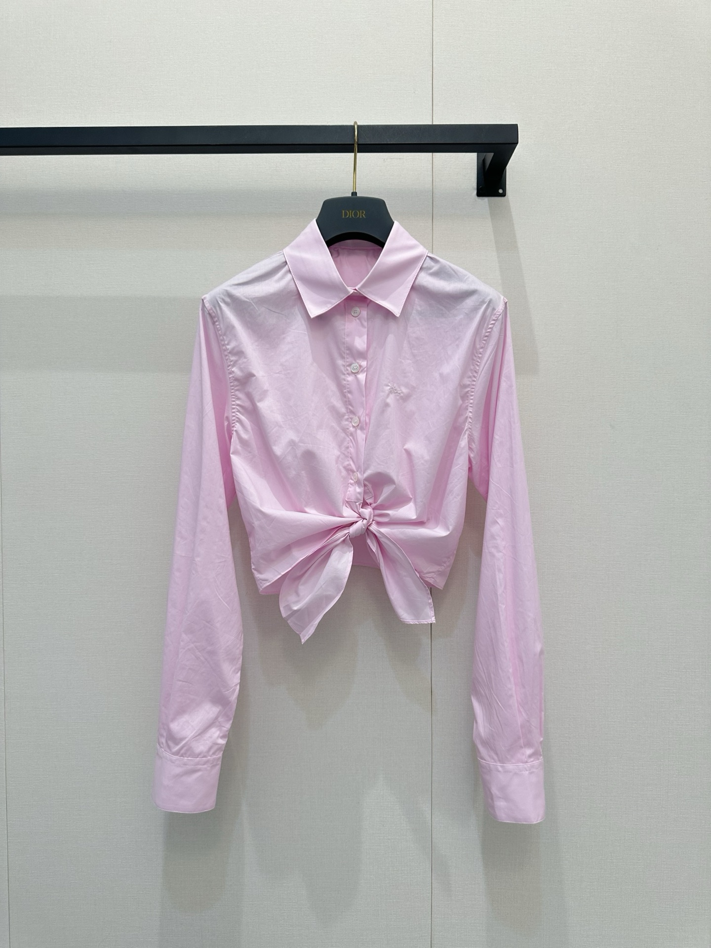 NO:843887,*26new Embroidered Logo Hem Strap Short Shirt. The front-shoulder short shirt is matched with bunny ear-shaped straps. The overall shape is exquisite and a little playful~ It’s easy to wear Korean style in spring!  Exclusively customized imported YB cotton material, embellished with classic brand embroidery logo on the chest, mother-of-pearl buckle with engraved logo, the details are really amazing!  The high-end and elegant tender pink color does not matter skin color. It looks white and delicate when worn. It is a very comfortable style to wear with pants or skirts ~ 1:1 awesome version. The latest summer items. Look for exclusive high-end versions SML, skirts, shirts,19860909*26new刺绣徽标下摆绑带短款衬衫正肩短款版型搭配兔耳造型的绑带,整体造型精致大气又带点小俏皮～春日韩系穿搭风格轻松驾驭！独家定制进口yb棉材质,胸前经典品牌刺绣徽标点缀,贝母扣刻字logo细节感真的绝了！高级淡雅的嫩粉色不挑肤色,穿上显白又精致,搭配裤子或半裙都是非常舒适的穿搭风格～1:1超赞版型 夏季最新单品 认准独家高版本 SML,,skirts,shirts,,Women's clothing