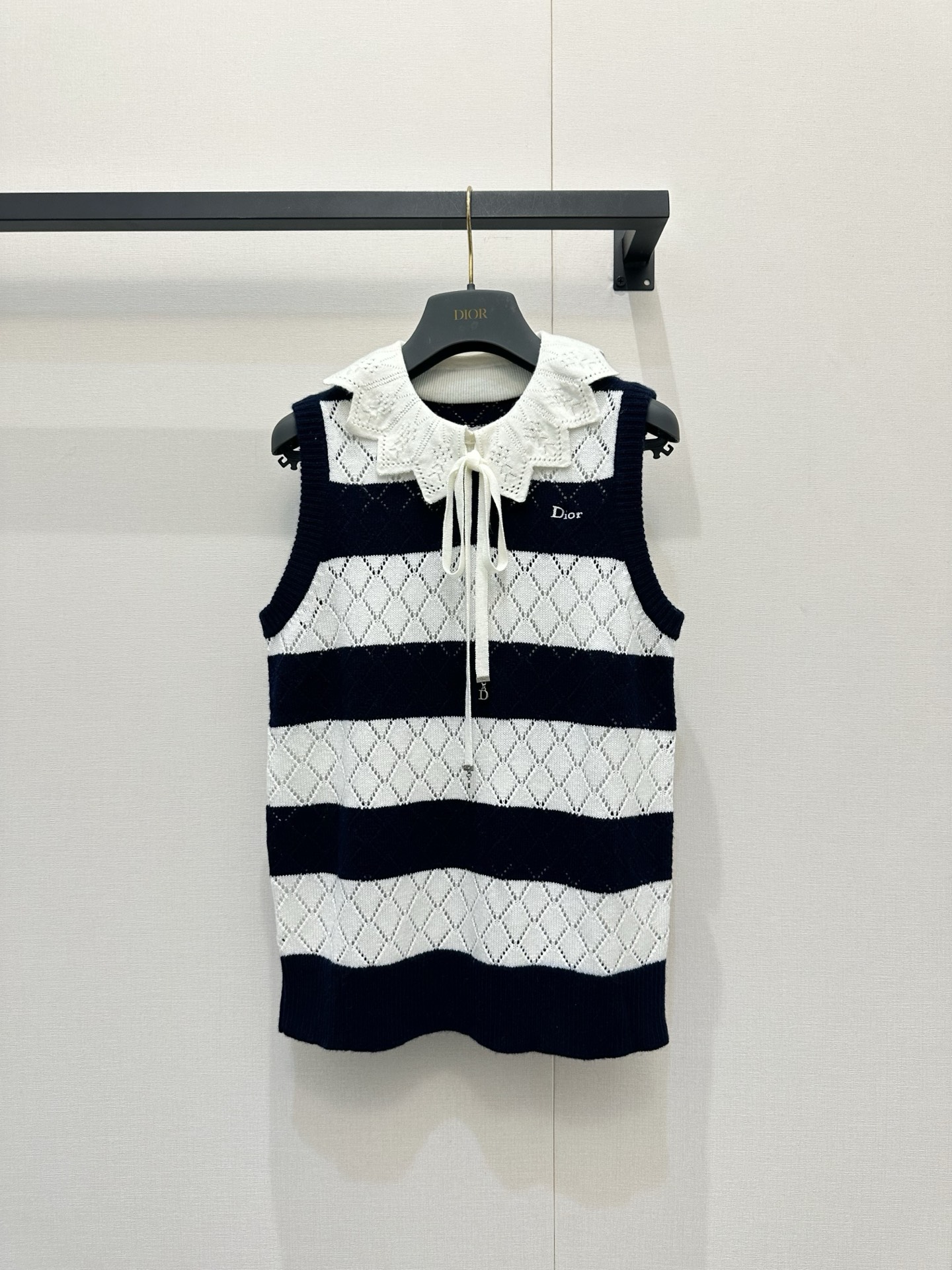 NO:843846,*26new lace collar strap striped hollow knitted vest navy blue color block stripes + diamond hollow, breathable and layered, diamond-shaped large lapels with bows, full of girlishness, age-reducing and elegant~ Exclusive custom-made imported yb cashmere material, classic CD letter pendant design, brand logo letter embroidery pattern on the chest, low-key yet recognizable, sleeveless top is super friendly to the figure, and can be easily controlled by fat sisters!  It can be worn for daily commuting and dating. It looks great with skirts or trousers. It can easily create a variety of styles ~ 1:1 awesome version, the latest spring and summer items, look for the exclusive high version SML,,skirts,19860909*26new花边领绑带条纹镂空针织背心藏蓝拼色条纹+菱格镂空,透气又有层次感,菱形边大翻领配蝴蝶结,少女感满满,减龄又优雅～独家定制进口yb山羊绒材质,经典CD字母吊坠设计,胸前品牌徽标字母刺绣图案,低调又不失辨识度,无袖上身对身材超友好,微胖姐妹也能轻松驾驭！日常通勤、约会都能穿,搭配半裙或裤装都很出彩,轻松打造百变风格～1:1超赞版型,春夏最新单品,认准独家高版本 SML,,skirts,,Women's clothing