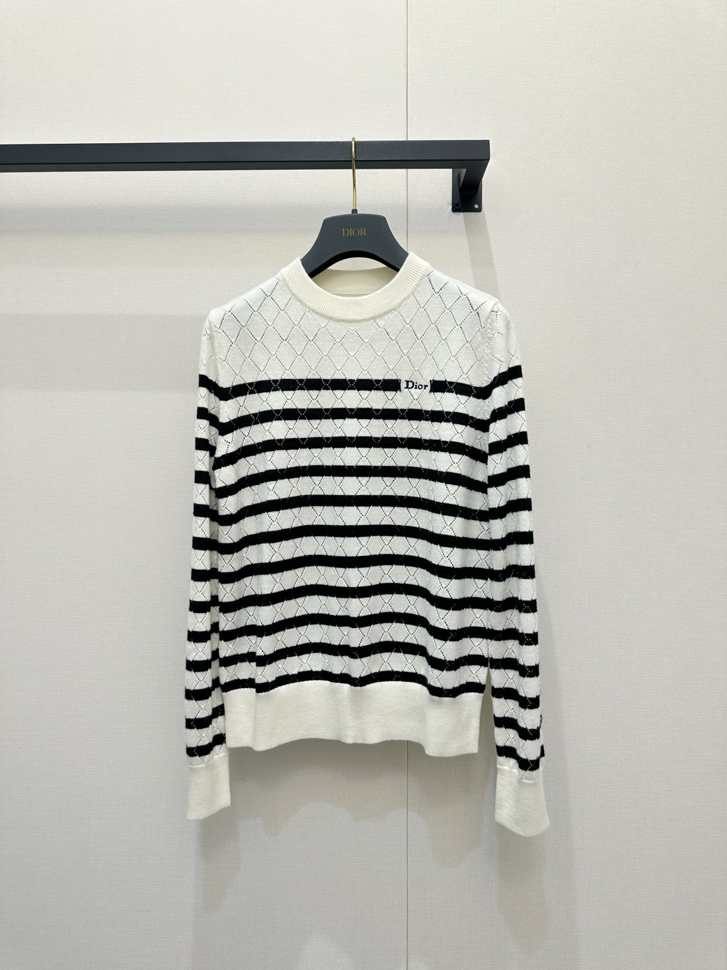 NO:843851,*26new diamond-shaped inter-color stripe hollow knitted long-sleeved navy color-blocking stripes + diamond hollow, breathable and layered, round neck, front shoulder, slightly wide version, upper body with modified body line proportions, full of girlishness, age reduction and elegance~ Exclusive custom-made imported yb cashmere material, brand logo letter embroidery pattern on the chest, low-key yet recognizable, the upper body is super friendly to the figure, and can be easily controlled by fat sisters!  It can be worn for daily commuting and dating. It looks great with skirts or trousers. It can easily create a variety of styles ~ 1:1 awesome version, the latest spring and summer items, look for the exclusive high version. Ready-made SML, skirts,19860909*26new菱形间色条纹镂空针织长袖藏蓝拼色条纹+菱格镂空,透气又有层次感圆领正肩微阔版型上身修饰身线比例少女感满满,减龄又优雅～独家定制进口yb山羊绒材质,胸前品牌徽标字母刺绣图案,低调又不失辨识度,上身对身材超友好,微胖姐妹也能轻松驾驭！日常通勤、约会都能穿,搭配半裙或裤装都很出彩,轻松打造百变风格～1:1超赞版型,春夏最新单品,认准独家高版本 现货 SML,,skirts,,Women's clothing