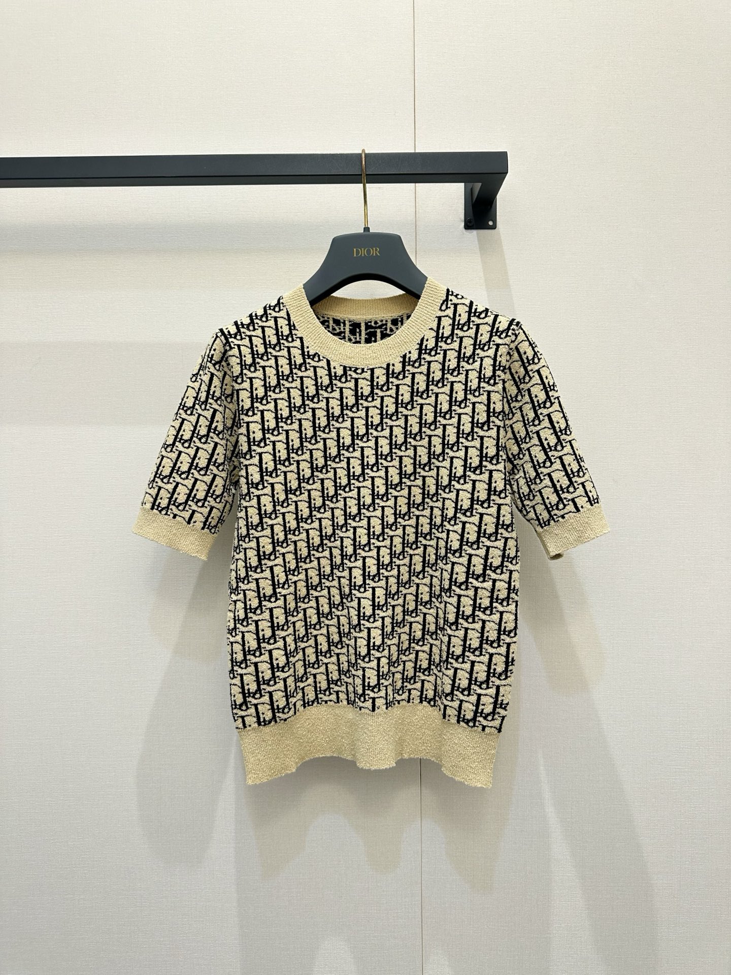 NO:843856,Dior 26’s new Oblique presbyopic short-sleeved knitted shirt is really retro and chic!  The classic beige and black color scheme is versatile and timeless, and the printed presbyopia pattern instantly enhances the aura. It is definitely low-key and eye-catching when walking on the street. The fabric is 54 cotton + 46  Made of nylon blend, the upper body is soft and skin-friendly with a slight stiffness. It will not be stuffy at all when worn in summer. The fit is just right and loose, which can not only cover the flesh and make you slim, but also has a lazy and casual French atmosphere. Just wear it with a pair of casual pants or a denim skirt of the same color, and you can easily achieve a high-end feel. It is really a must-have all-purpose item in the wardrobe!  Size 36.38.70,,dior,skirts,T-shirt,19860909Dior 26新款Oblique 老花短袖针织真的太有复古 chic 感了！经典的米黑配色百搭不过时,满印的老花图案瞬间提升气场,走在街上绝对是低调又吸睛的存在.面料是 54 棉 + 46 锦纶的混纺,上身柔软亲肤又带点微微的挺括感,夏天穿完全不会闷热.版型是那种恰到好处的宽松,既能遮肉显瘦,又自带慵懒随性的法式氛围.随便搭一条同色系的休闲裤或者牛仔裙,就能轻松拿捏高级感,真的是衣柜里必备的万能单品呀！尺码36.38.70,,dior,skirts,T-shirt,,Women's clothing