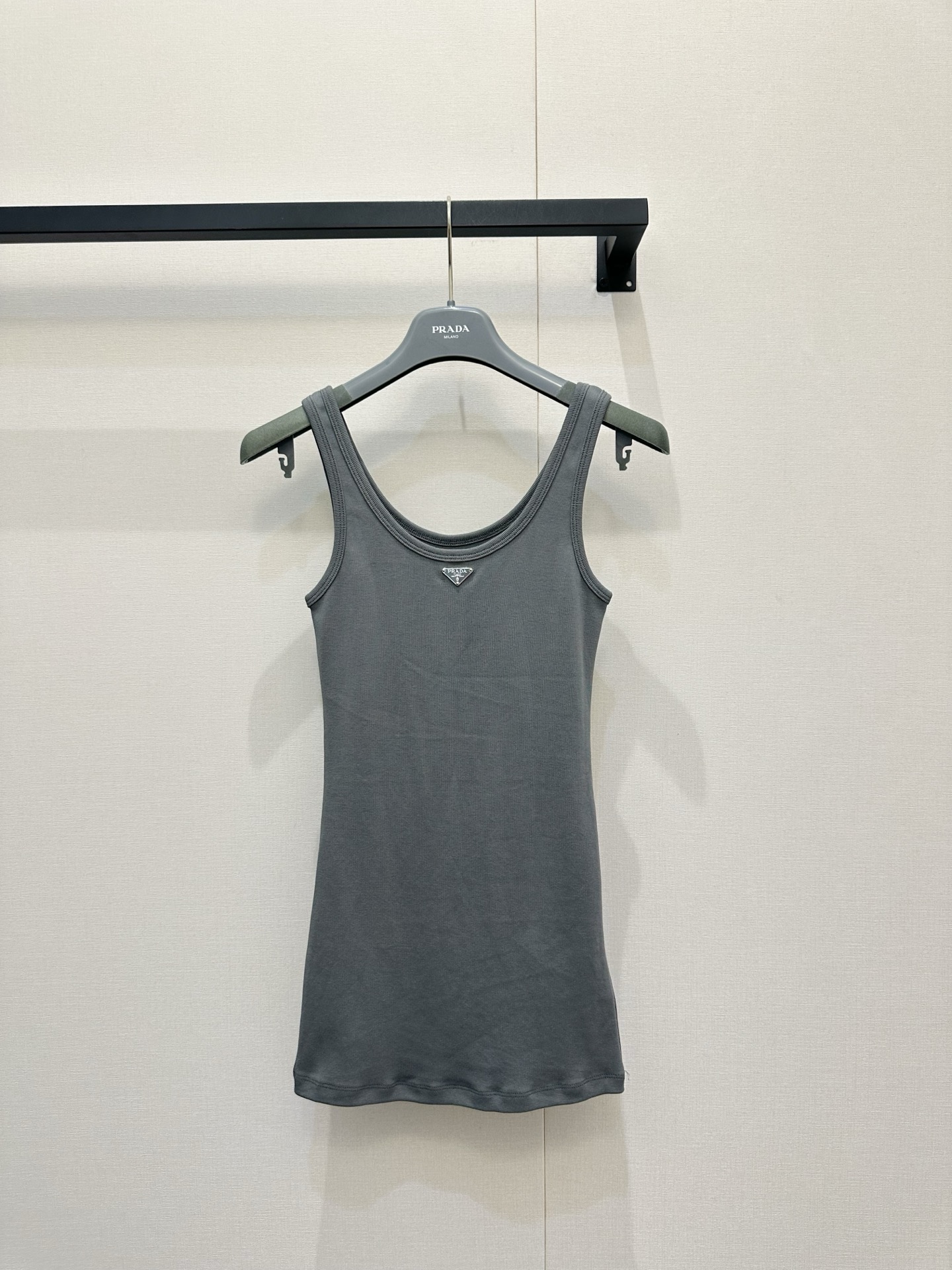 NO:843871,Prada 26 New Gray Triangle Logo Vest | Minimalist is high-end without too many complicated modifications. A basic vest can also be worn with a full sense of high-end. The calm and restrained gray tone has a cool temperament and perfectly complements the skin tone. The classic metal triangle logo on the chest is a low-key identity code and the finishing touch in the overall simple design, breaking the monotony without overpowering the focus.  Selected soft and skin-friendly stretch cotton fabric, it fits the body shape without any sense of restraint. Whether it is worn alone to show off the beautiful shoulder and neck lines, or worn as a layer inside a suit or shirt, it can be easily handled. It is a versatile item that can accompany you across seasons. It has 'effortless fashion' engraved into the DNA of daily wear. The simpler, the more durable it is. Size SML, prada, shirts, business suit,19860909Prada 26新款灰色三角标背心｜极简即高级不用过多繁复的修饰,一件基础款背心也能穿出满满的高级感.沉稳内敛的石灰色调,自带清冷气质,完美衬托肤色.胸前经典的金属三角徽标,是低调的身份暗语,也是整体简约设计中的点睛之笔,打破单调却不喧宾夺主. 精选柔软亲肤的弹力棉质面料,贴合身形却毫无束缚感,无论是单穿展现优美的肩颈线条,还是作为西装、衬衫的内搭叠穿,都能轻松应对.它是一件能陪伴你跨越季节的万能单品,将“毫不费力的时髦”刻进日常穿搭的DNA里,越简单,越耐看.尺码SML,,prada,shirts,business suit,,Women's clothing