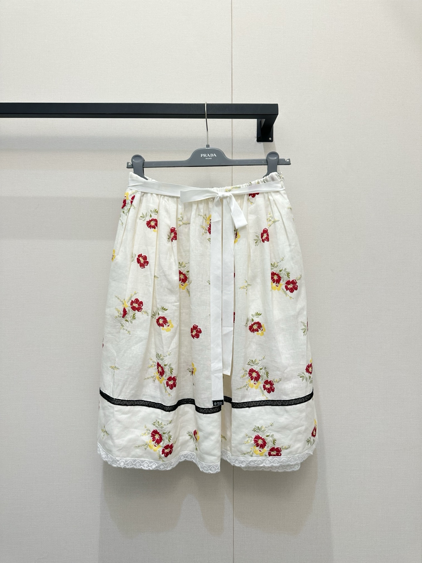 NO:843861,*26White Sun Series ~ Lace spliced ​​floral skirt made of milky white linen, light and breathable, super comfortable to wear in spring and summer!  Red and yellow floral pattern + lace, romantic and soft. Exclusively customized imported yb cotton and linen blended material, elastic waist design, flattering the body shape and comfortable. The skirt is embellished with contrasting lace ribbons, full of layering. It can be easily paired with a knitted cardigan or vest for daily outings and vacations. Get a lazy and refined holiday style!  1:1 awesome version, latest summer items, look out for exclusive high version SML,,skirts,19860909*26White Sun系列～蕾丝拼接碎花半裙奶白色亚麻面料,轻盈透气,春夏穿超舒服！红黄花卉图案+蕾丝花边,浪漫又柔美独家定制进口yb棉麻混纺材质,弹性收腰设计,修饰身形又自在,裙摆撞色蕾丝丝带点缀,层次感满满.日常出街、度假都能轻松搭配针织开衫或背心,慵懒精致度假风get！1:1超赞版型,夏季最新单品,认准独家高版本 SML,,skirts,,Women's clothing