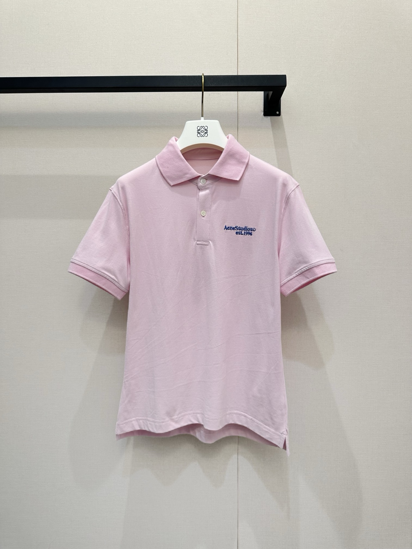 NO:843876,ac**26 new spring and summer product, spring limited cherry blossom pink, light pink embroidered Polo shirt, comes with a boyish soft light filter. Contrast letter embroidery brightens the whole, pique fabric is breathable and dry, paired with jeans, it is a refreshing and energetic girl, paired with a skirt, it is gentle and college style, one piece unlocks N spring and summer opening methods, suitable for commuting/traveling/daily. Ready for sale smL,,skirts,jeans,19860909ac**26春夏新品 春日限定樱花粉 浅粉刺绣Polo衫,自带少年感柔光滤镜.撞色字母刺绣点亮整体,珠地面料透气干爽, 搭配牛仔裤是清爽元气少女,配半裙又是温柔学院风, 一件解锁春夏N种打开方式,通勤/出游/日常都适配.现货出售smL,,skirts,jeans,,Women's clothing