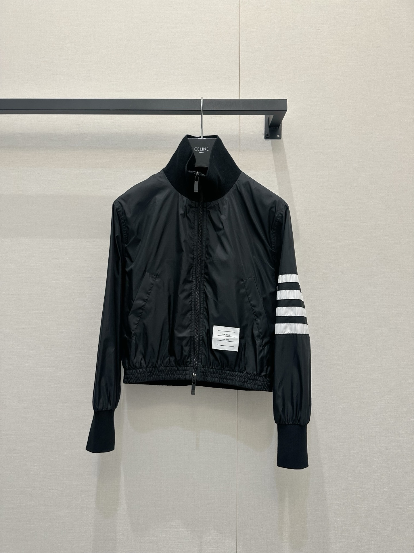 NO:843880,*26new classic four-stripes baseball jacket with sleeve arms and classic four-stripes design, highly recognizable!  Lightweight nylon fabric, windproof and comfortable, very suitable for spring and autumn. Exclusively customized imported yb nylon material, embellished with classic brand letters on the waist, three-dimensional tailoring and slightly loose fit, strong tolerability on the upper body, zipper + lapel design, easy to put on and take off, full of retro feel. The cuffs and hem are elasticated, windproof and fit well!  Pair it with a pleated skirt or jeans from the same brand, and you can easily get college style or street style, and you can hold it for commuting and leisure!  1:1 awesome version, the latest spring and summer items, look for the exclusive high version, in stock SML,,skirts,jeans,jackets & coats,19860909*26new袖臂经典四道杠棒球夹克经典四道杠设计,辨识度超高！轻薄尼龙面料,防风又舒适,春秋季节穿超合适独家定制进口yb尼龙材质,腰间经典品牌字母章仔点缀,立体剪裁微宽松版型,上身包容性强,拉链+翻领设计,穿脱方便,复古感满满.袖口和下摆松紧收口,防风又贴合身型！搭配同品牌百褶裙或牛仔裤,轻松get学院风or街头风,通勤休闲都能hold住！1:1超赞版型,春夏最新单品 认准独家高版本 现货 SML,,skirts,jeans,jackets & coats,,Women's clothing