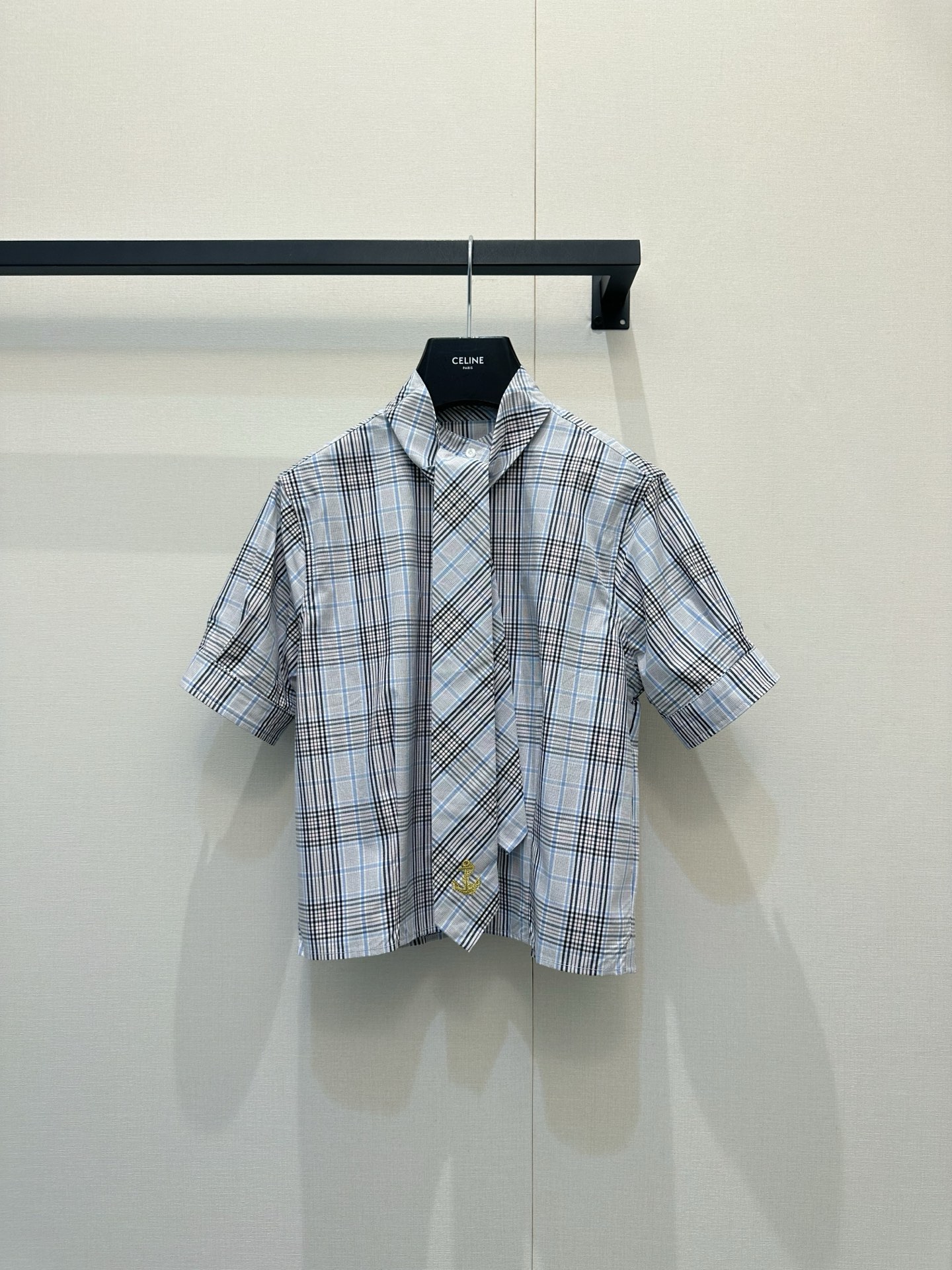 NO:844602,Thombrowen's minimalist old money style shirt has a high-end sense of college style. A plaid shirt is layered with a knitted vest, paired with a gray pleated skirt, simple color matching and red, white and blue webbing, showing a high-end feel in a low-key manner. The Hector bag is the finishing touch, making the whole outfit more recognizable. The black and white kitten heels balance the casual feel. It can be worn for commuting and daily life, and it is easy to capture the relaxation and sophistication of the old money style. ootd single items are in stock SML, skirts, shirts,19860909Thombrowen极简老钱风衬衫 学院风的高级感 格纹衬衫叠穿针织马甲,搭配灰色百褶裙,简约配色+红白蓝织带,低调中尽显高级感. Hector包作为点睛之笔,让整套穿搭更有辨识度,黑白小猫跟中和了休闲感,通勤、日常都能穿,轻松拿捏老钱风的松弛与精致. ootd单品现货SML,,skirts,shirts,,Women's clothing