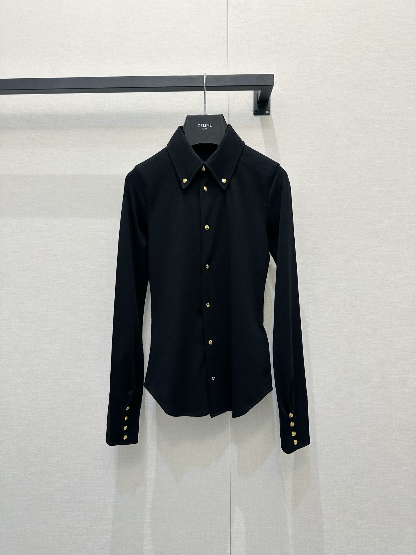 NO:844590,*26new gold button wine black lapel long-sleeved shirt, classic shirt point collar + gold buttons, low-key and high-end fabric, soft and skin-friendly, perfect drape, can be easily used for daily commuting or formal occasions ~ Exclusive custom-made imported yb cotton material, the upper body is super white to enhance the temperament, the gold opening and closing buttons are made with classic brand letter engraving steel stamping technology, perfect details!  It looks great casually paired with trousers or skirts. It is neatly cut, comfortable and fashionable. It is an item that has both practicality and design!  1:1 awesome version, latest summer items, look out for exclusive high version SML,,skirts,shirts,19860909*26new金扣酒黑色翻领长袖衬衫经典衬衫尖领+金色纽扣,低调又高级面料柔软亲肤,垂坠感满分,日常通勤或正式场合都能轻松驾驭～独家定制进口yb棉材质,上身超显白提高气质,金色开合扣子做经典品牌字母刻字钢印工艺,细节满分！随意搭配西裤或裙装都很出彩,剪裁利落,舒适又时髦,是实用与设计感兼具的单品！1:1超赞版型,夏季最新单品,认准独家高版本 SML,,skirts,shirts,,Women's clothing