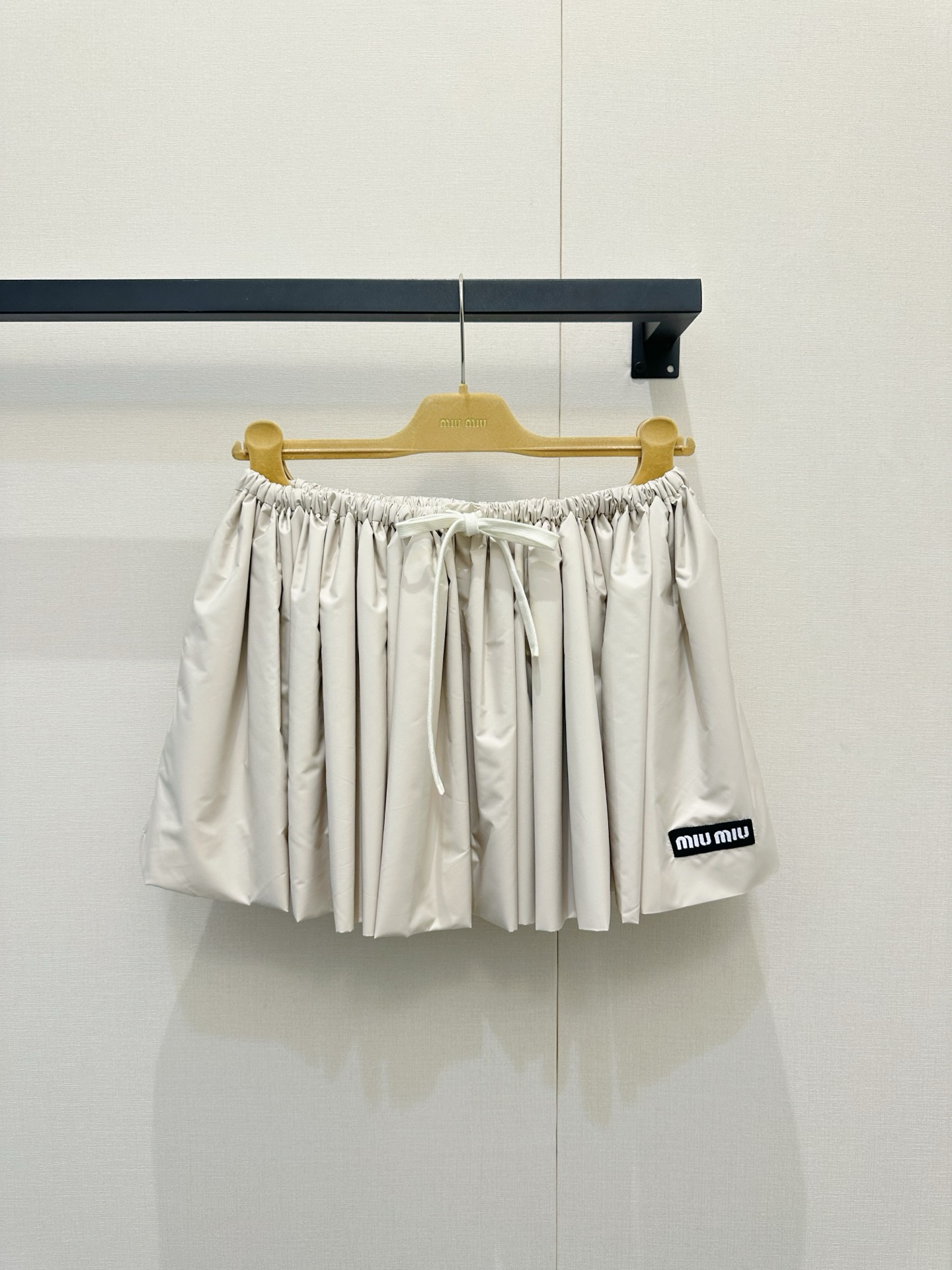 NO:844578,*26newL’ete limited series flower bud pleated skirt, light apricot silk nylon material, light and breathable, flower bud skirt + elastic waistband, slimming and modifying the waistline, full of vitality and college style, exclusively customized and imported yb nylon material, brand logo on the side of the skirt, high recognition, the length of the skirt does not put a word on the upper body, simple matching can easily get a sweet and cool sports style, very suitable for daily outings, vacations, and sports!  1:1 awesome version, latest spring and summer items, look out for exclusive high version SML,,skirts,19860909*26newL’ete限定系列花苞百褶短裙,浅杏色丝绸尼龙材质,轻盈透气,花苞裙摆+松紧腰带,显瘦又修饰腰线,元气学院风满满独家定制进口yb尼龙材质,裙摆侧边品牌标识,辨识度高,短裙长度上身不压个字,简单搭配都能轻松get甜酷运动风,日常出街、度假、运动都很适合哦！1:1超赞版型,春夏最新单品,认准独家高版本 SML,,skirts,,Women's clothing