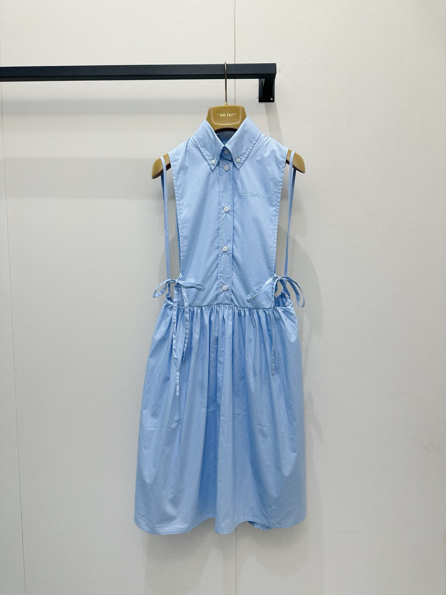 NO:844574,Miu* 26Ss new spring and summer style logo embroidered hollow waist-revealing sleeveless dress on both sides丨Exclusively developed by yb!  Top quality production!  The classic lapels and buttons on the front reproduce the clean and neat academic style; the hollows on both sides and white straps are hidden details, gently outlining the waistline, sweet but not greasy. The same-color logo embroidery on the chest is low-key and restrained, but inadvertently reveals the genes. The high-waisted umbrella skirt has a full drape, which hides the belly and makes every step carry the lightness of the wind. Ready for sale S/M/L,, miumiu, skirts,19860909Miu* 26Ss春夏新款 logo刺绣两侧镂空露腰无袖连衣裙丨独家yb开发！顶级高版出品！经典翻领与前襟纽扣,复刻了学院风的干净利落；两侧镂空与白色绑带,是藏在细节里的小心机,轻轻勾勒腰线,甜而不腻.胸口同色logo刺绣低调内敛,却在不经意间泄露基因.高腰伞裙裙摆垂坠感十足,藏起小肚腩的同时,让每一步都带着风的轻盈.现货发售S/M/L,,miumiu,skirts,,Women's clothing