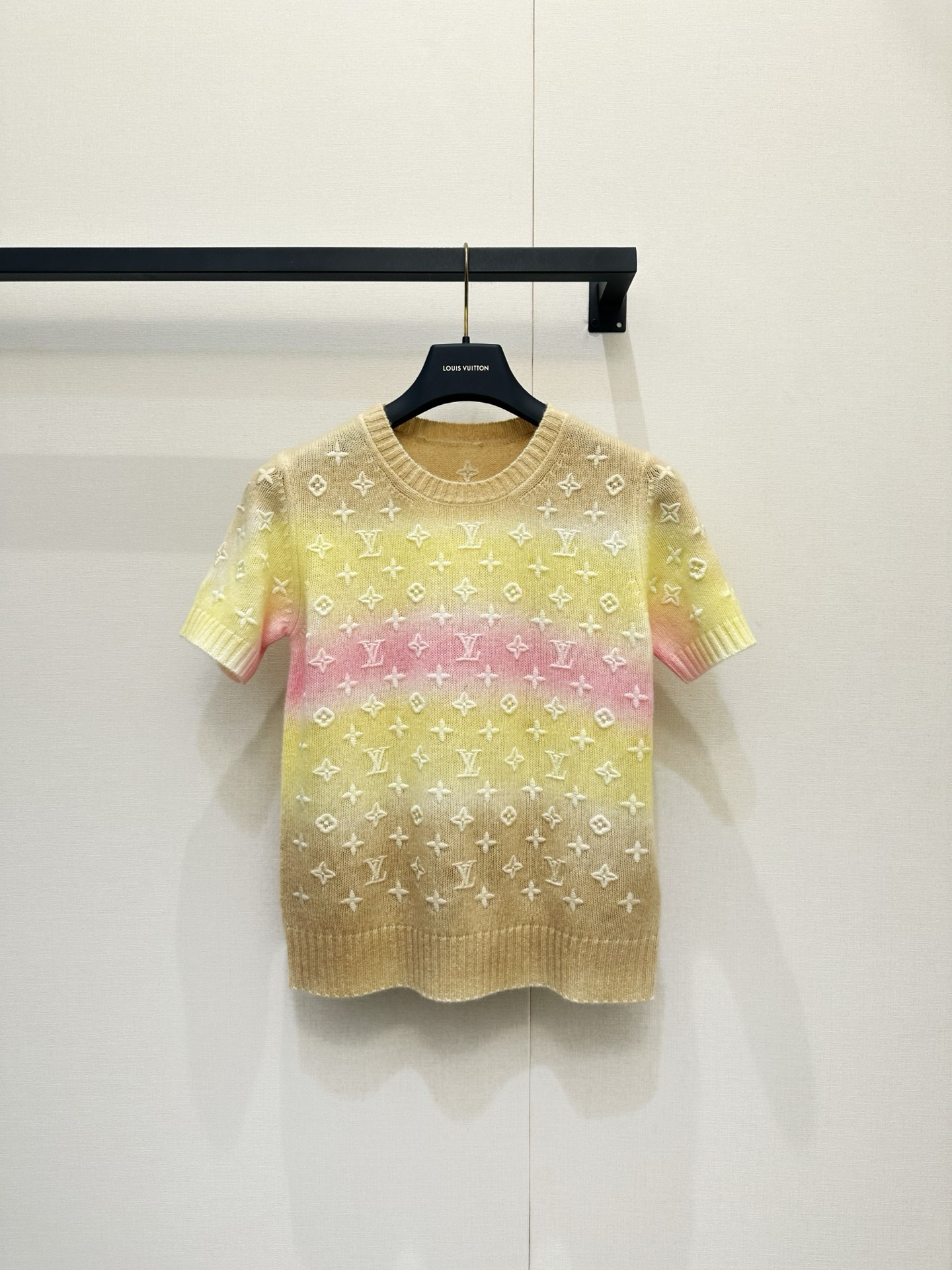 NO:844565,26new embossed three-dimensional embroidered presbyopia pattern cashmere short-sleeved classic Monogram pattern, with its own brand recognition and high-end feel. The pink-yellow tone with a refreshing summer atmosphere is matched with milk coffee color. The upper body is white but not too long, and it can be matched casually with an old-money texture!  Exclusively customized imported yb cashmere material, three-dimensional tailoring and slightly wide version. The overall upper body is simple and versatile, and can be easily worn for commuting and leisure. Paired with jeans or skirts, you can easily get a sense of fashion. It is a must-have item for fashionable luxury wear ~ 1:1 awesome version, the latest summer item, look for the exclusive high version SML,,skirts,jeans,T-shirt,1986090926new浮雕立体刺绣老花图案羊绒短袖经典Monogram图案,自带品牌辨识高级感,自带夏季清爽气息的粉黄色调搭配奶咖色,上身显白不长扬,随意搭配都是老钱质感！独家定制进口yb山羊绒材质,立体剪裁微阔版型 整体上身简约百搭,通勤休闲都能轻松驾驭.搭配牛仔裤或半裙,轻松get时尚感,是潮奢穿搭必备单品～1:1超赞版型,夏季最新单品,认准独家高版本 SML,,skirts,jeans,T-shirt,,Women's clothing