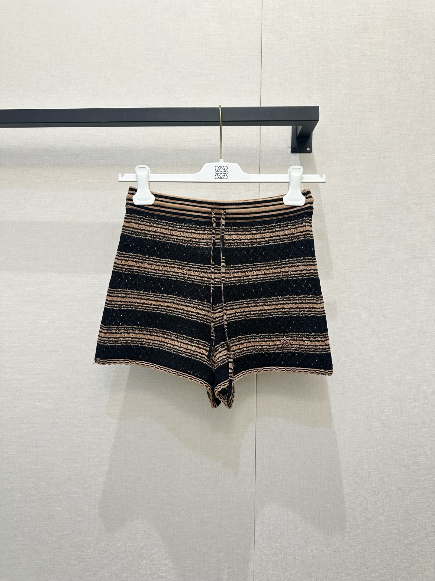 NO:845340,Loewe summer pure cotton knitted shorts | The cooling rule of the cloud touch Say goodbye to weight and restraint, Loewe uses pure cotton knitting to weave you a relaxed aesthetic that is exclusive to summer. The delicate cotton yarn spreads on the skin like a second layer of skin, soft and breathable, and its sweat-absorbent and quick-drying properties keep the heat away.  ; The classic Anagram brand logo woven label on the waist and the drawstring of the same color complement each other, embellishing the minimalist silhouette with a low-key sense of luxury, and the irregular raw edge hem with a full sense of handiwork is the soul of Loewe-style deconstruction, making every step a casual rhythm. Whether it is paired with a loose boyfriend shirt for a beach date, or a tight short vest to unlock the lazy hot girl mode, it can perfectly inherit the 'quiet luxury style' and 'Clean style'  The summer narrative of 'Fit' perfectly collects the sense of fashion without any burden~,,loewe,shorts,shirts,19860909Loewe 夏日纯棉针织短裤｜云端触感的清凉法则 告别厚重与束缚,Loewe 用纯棉针织为你编织夏日专属的松弛美学.细腻的棉纱在肌肤上铺开如第二层皮肤般软糯透气,吸汗速干的特性让炎热无处近身 ；腰间经典的Anagram品牌标识织标与同色系抽绳相映成趣,在极简廓形中点缀出低调的高级感,而手工感十足的不规则毛边下摆,则是Loewe式解构主义的灵魂所在,让每一步都踏出随性韵律 .无论是搭配宽松男友风衬衫去赴一场海边之约,还是用紧身短背心解锁慵懒辣妹模式,它都能完美承接“静奢风”与“Clean Fit”的夏日叙事,把毫无负担的时髦感妥帖收藏～,,loewe,shorts,shirts,,Women's clothing