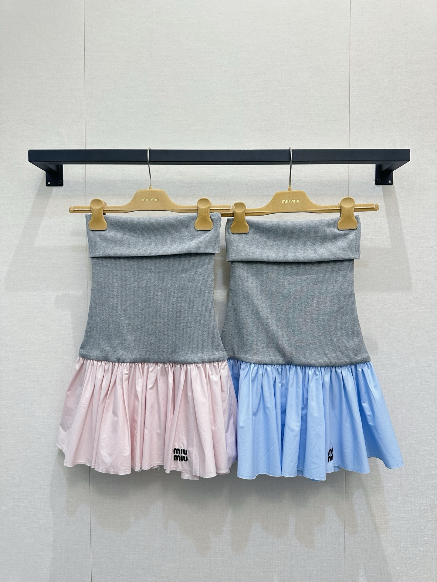 NO:845352,Miu Miu  The gray, blue, pink and gray strapless skirt brings the sweetness of early spring to the body. The haze gray soft and waxy knitted vest is close to the skin and heals, like weaving clouds into clothes. A corner of the collar of the light blue shirt is exposed, instantly lighting up the layering of the entire look; the bottoms  The spliced light blue pleated short skirt is full of flexibility, swaying gently with the steps, and every step is stepping on the beat of 'Spring Exclusive' ~ This gray and blue CP color combination is simply gentle itself, with both the laziness of knitting and the playfulness of pleats, making Miu  Miu's unique 'innocent and fashionable' girly feeling is really mastered!  Whether you go to class with loafers or go on a date with Mary Jane shoes, this outfit can turn you into a breathing painting in the warm and cold early spring, and properly collect the sweetness and romance that belongs to this season~ Sizes SML,,miumiu,loafers,mary jane,skirts,shirts,19860909Miu Miu 灰蓝粉灰抹胸裙,把早春的清甜穿在身上雾霾灰的软糯针织背心贴肤又治愈,像把云朵织成了衣裳,内搭的浅蓝衬衫领口露出一角,瞬间点亮了整套Look的层次感；下装拼接的浅蓝百褶短裙灵动十足,随着步伐轻轻摇曳,每一步都踩在“春日限定”的节拍上～这种灰蓝CP的配色简直是温柔本身,既有针织的慵懒,又有百褶的俏皮,把Miu Miu独有的那种“天真又时髦”的少女感拿捏得死死的！不管是搭配乐福鞋去上课,还是踩着玛丽珍鞋去约会,这一身都能让你在乍暖还寒的早春里,美成一幅会呼吸的画,把属于这个季节的清甜与浪漫都妥帖收藏～尺码SML,,miumiu,loafers,mary jane,skirts,shirts,,Women's clothing