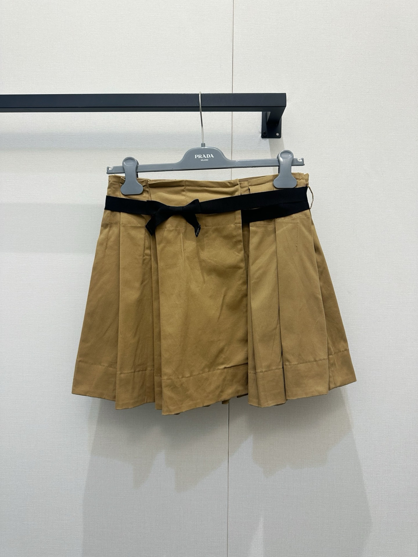 NO:845304,(Short style) *26new contrasting color belt, khaki one-piece pleated skirt, khaki color with black nylon webbing design, simple and detailed!  The pleated design is rich in layers, the skirt drapes naturally, and the nylon trim is embellished with the brand's letter logo, which is low-key yet luxurious!  Exclusively customized imported yb cotton material, khaki color is super versatile, one-piece waisted pleated skirt style, very friendly to body tolerance ~ The versatile khaki color can be matched with any style to easily interpret the brand's unique fashion charm!  Girly and sophisticated combine effortlessly!  1:1 awesome version, latest spring and summer items, look out for exclusive high version SML,,skirts,19860909（短款）*26new撞色腰带卡其色一片式百褶裙卡其色搭配黑色尼龙织带设计,简约又有细节感！百褶设计层次丰富,裙摆自然垂坠,尼龙收边饰以品牌字母徽标章仔点缀,低调不失奢华气质！独家定制进口yb棉材质,卡其色超百搭,一片式收腰百褶半裙版型,对身材包容度极友好～百搭卡其色系随意搭配任何风格都能轻松演绎品牌独有的时尚魅力！少女与精致轻松结合！1:1超赞版型,春夏最新单品,认准独家高版本 SML,,skirts,,Women's clothing