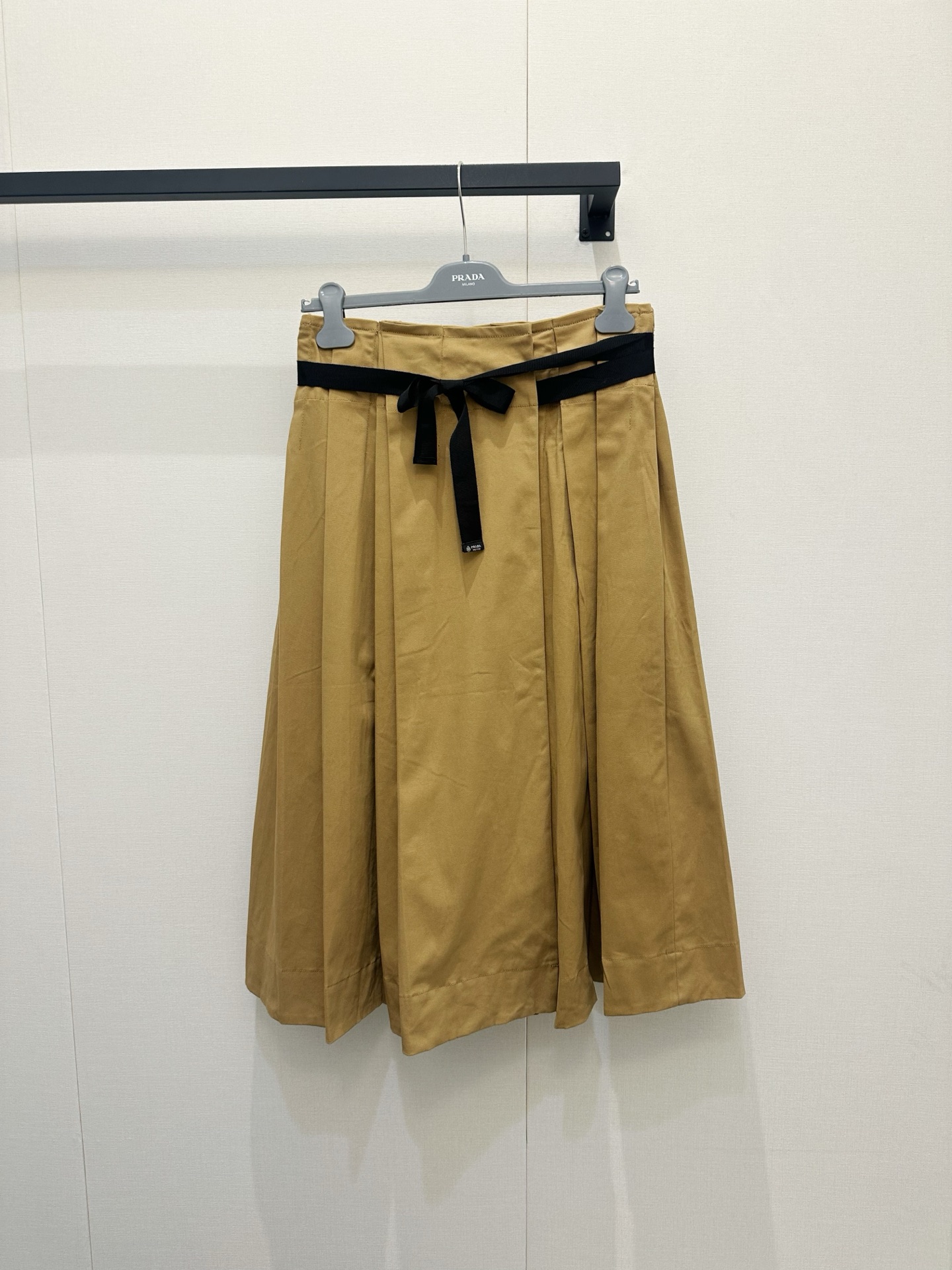NO:845308,(Long style) *26new contrasting color belt, khaki one-piece pleated skirt, khaki color with black nylon webbing design, simple and detailed!  The pleated design is rich in layers, the skirt drapes naturally, and the nylon trim is embellished with the brand's letter logo, which is low-key yet luxurious!  Exclusively customized imported yb cotton material, khaki color is super versatile, one-piece waisted pleated skirt style, very friendly to body tolerance ~ The versatile khaki color can be matched with any style to easily interpret the brand's unique fashion charm!  Girly and sophisticated combine effortlessly!  1:1 awesome version, latest spring and summer items, look out for exclusive high version SML,,skirts,19860909（长款）*26new撞色腰带卡其色一片式百褶裙卡其色搭配黑色尼龙织带设计,简约又有细节感！百褶设计层次丰富,裙摆自然垂坠,尼龙收边饰以品牌字母徽标章仔点缀,低调不失奢华气质！独家定制进口yb棉材质,卡其色超百搭,一片式收腰百褶半裙版型,对身材包容度极友好～百搭卡其色系随意搭配任何风格都能轻松演绎品牌独有的时尚魅力！少女与精致轻松结合！1:1超赞版型,春夏最新单品,认准独家高版本 SML,,skirts,,Women's clothing
