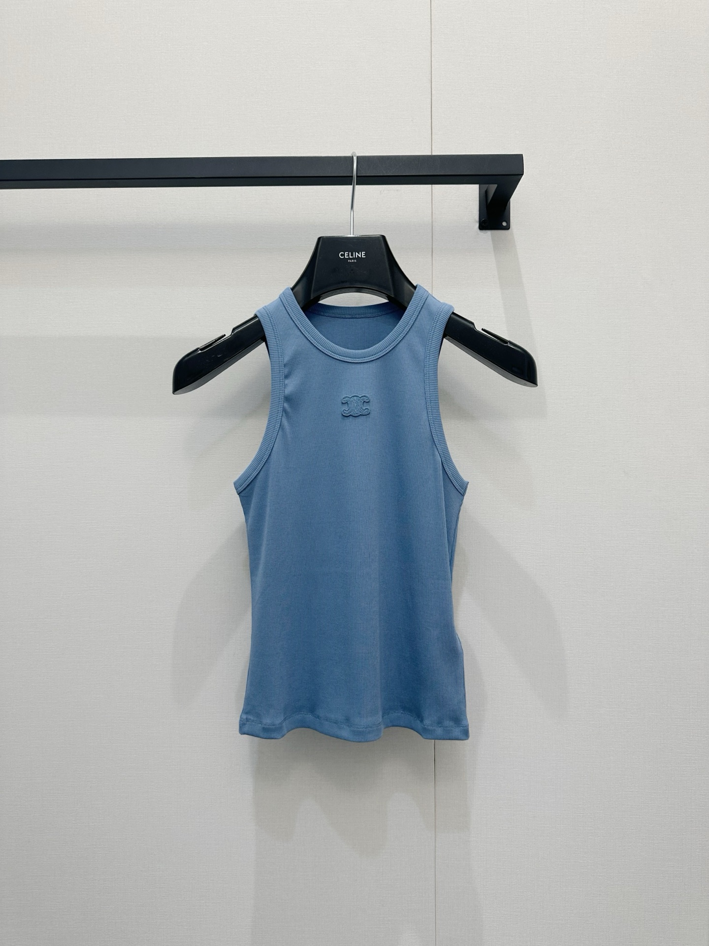 NO:846098,The CE vest is really a necessity in summer!  The ribbed fabric is soft and skin-friendly, and the slim fit outlines smooth lines, with a waist-cinching effect that makes you look slimmer. The classic stripes are paired with low-key logos, so you don’t have to choose a match. It’s refreshing to wear alone, and it’s also suitable for inner layering. It’s easy to wear a relaxed and high-end French style. Lazy sisters close their eyes and enjoy!  stripes,blue SML,,19860909CE背心真的是夏日刚需！坑条面料软糯亲肤,修身版型勾勒出流畅线条,自带收腰效果超显瘦.经典条纹搭配低调小标,不挑搭配,单穿清爽、内搭也合适,轻松穿出松弛又高级的法式感,懒人姐妹闭眼入！ 条纹,蓝色SML,,,Women's clothing