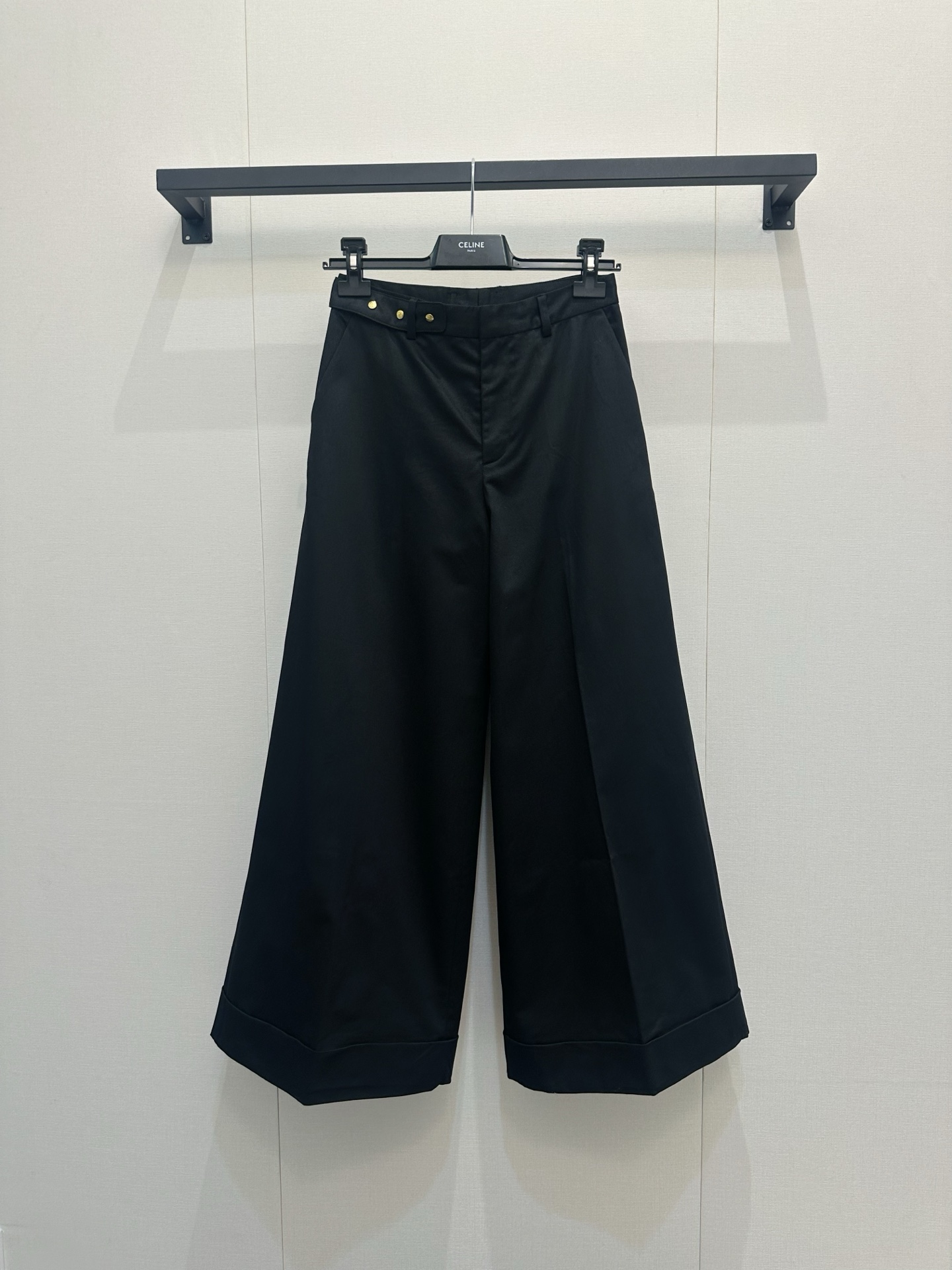 NO:846102,Celin*2026 new products are on the shelves. Logo wide-leg wool trousers. Customized YB imported fine imitation cotton material. The texture is smooth and shiny. The wear is relaxed. Wide-leg straight trousers. Three-dimensional tailoring forms pleats and volume to modify the body shape more neatly. Fine imitation wool material. With an elastic elastic waist, the wear is tolerant. It is slim and stylish. It is high-end and simple. The waist is embellished with leather logo. The temperament is relaxed and elegant. It looks slim and super long. It is full of simple old money style. Customized surface accessories  Look for the correct version, high version, black,,celine,19860909Celin*2026新品上架 徽标阔腿羊毛长裤 定制YB进口精仿棉材质,质感光泽垂顺,穿搭松弛,阔腿直筒长裤,立体裁剪形成压褶放量,修饰身型更为利落,精仿羊毛材质,配合弹力松紧腰身,穿搭包容,垂顺有型,高级简约,腰间点缀皮革徽标,气质松弛优雅,显瘦超显腿长,满满简约老钱风格.定制面辅料 认准版本 高版本 黑色,,celine,,Women's clothing
