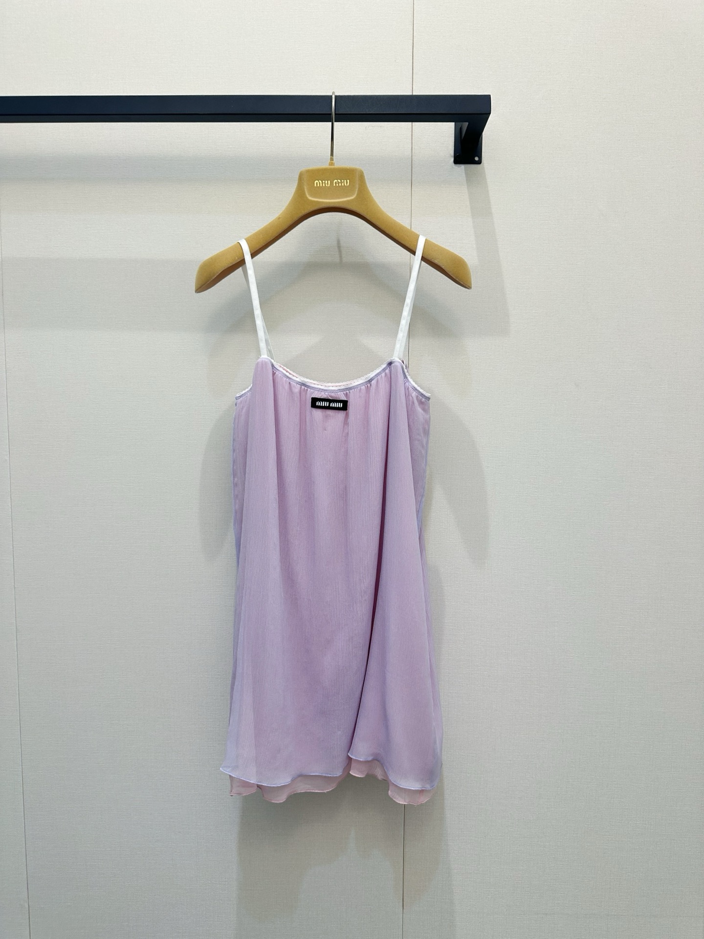 NO:846106,*26new Peach pink mulberry silk lace camisole dress is made of thin mulberry silk material with unparalleled drape. The white lace design on the chest gives a pure and youthful atmosphere ~ Exclusively customized imported yb mulberry silk material, the bust is made of exquisite piping pattern letter design, the sweet girl is a little sexy, and the slightly wide version is very tolerant to the figure!  The combination of classic logo and letter patterns highlights the charm of the brand concept. 1:1 awesome version. The latest summer item. Look for the exclusive high version. SML,,skirts,19860909*26new桃粉色桑蚕丝花边吊带背心裙垂感无敌的轻薄桑蚕丝材质制成,胸前白色花边设计呈现纯欲减龄气息～独家定制进口yb桑蚕丝材质,胸围做精致滚边花纹字母设计,甜妹带点小性感,微阔版型对身材包容性极好！经典徽标字母图案搭配,彰显品牌理念魅力1:1超赞版型 夏季最新单品 认准独家高版本 SML,,skirts,,Women's clothing