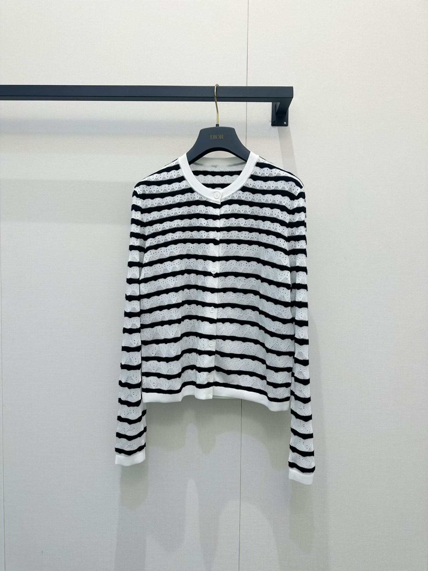 NO:846110,*26new Diamond Intercolor Striped Hollow Knitted Cardigan Navy Blue Color Blocking Stripes + Diamond Hollow, Breathable and Layered, The shoulder is slightly wide and the upper body is modified to have a girlish proportion, reducing age and elegance ~ Exclusive custom-made imported yb cashmere material, mother-of-pearl buckle as the brand logo lettering pattern, low-key yet recognizable, the upper body is super friendly to the figure, and can be easily controlled by fat sisters!  It can be worn for daily commuting and dating. It looks great with skirts or trousers. It can easily create a variety of styles ~ 1:1 awesome version, the latest spring and summer items, look for the exclusive high version. Ready-made SML, skirts,19860909*26new菱形间色条纹镂空针织开衫藏蓝拼色条纹+菱格镂空,透气又有层次感正肩微阔版型上身修饰身线比例少女感满满,减龄又优雅～独家定制进口yb山羊绒材质,贝母扣做品牌徽标字母刻字图案,低调又不失辨识度,上身对身材超友好,微胖姐妹也能轻松驾驭！日常通勤、约会都能穿,搭配半裙或裤装都很出彩,轻松打造百变风格～1:1超赞版型,春夏最新单品,认准独家高版本 现货 SML,,skirts,,Women's clothing