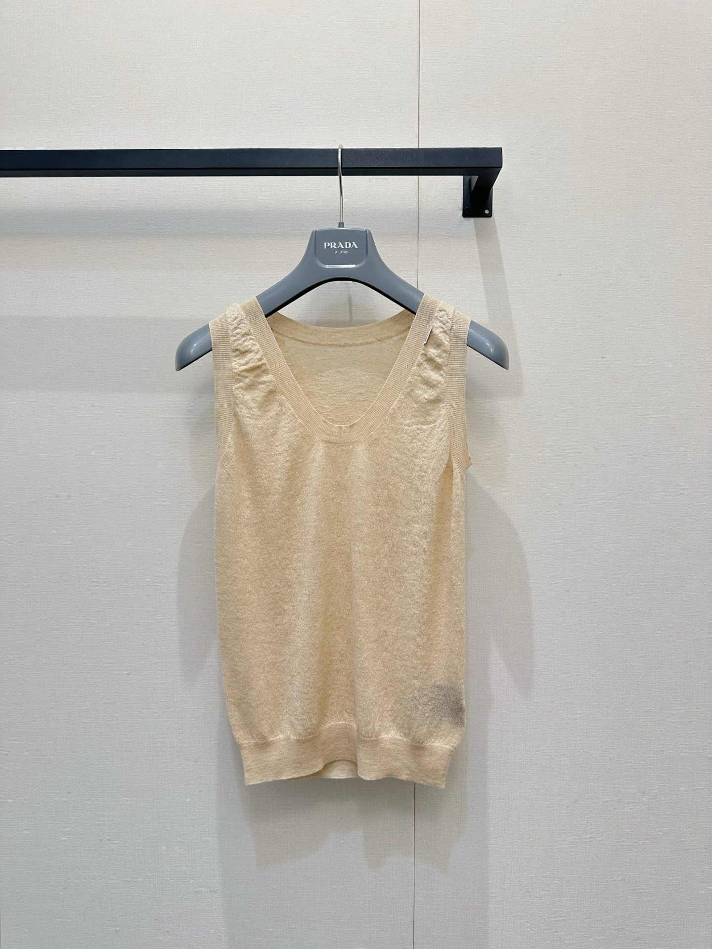 NO:856941,*26new Beige round neck knitted vest with logo on the neckline is made of soft and skin-friendly cashmere knitted fabric. The upper body is breathable and comfortable, perfect for spring and summer!  The large neckline vest design is simple and elegant. The beige color is versatile and does not matter skin color. It looks good in any outfit. Exclusively customized imported yb cashmere material. The neckline is embellished with classic logo badges. It is low-key yet recognizable. The three-dimensional tailoring is slightly loose and can modify the body shape freely. It can be easily controlled for commuting, leisure and parties. Pair it with denim shorts or high-waisted pants, and you can easily get a fresh and natural style ~ 1:1 awesome version, the latest spring and summer item. Look for the exclusive high version. Ready-made SML, shorts,19860909*26new领口徽标米色圆领针织背心定制柔软亲肤的羊绒针织面料,上身透气又舒适,春夏穿超合适！大领口背心设计,简约大方,米色百搭不挑肤色,怎么搭都好看独家定制进口yb山羊绒材质,领口经典徽标章仔点缀,低调不失辨识度,立体剪裁版型微宽松,修饰身形又自在,通勤、休闲、聚会都能轻松驾驭.搭配牛仔短裤或高腰裤,轻松get清新自然风～1:1超赞版型,春夏最新单品 认准独家高版本 现货 SML,,shorts,,Women's clothing