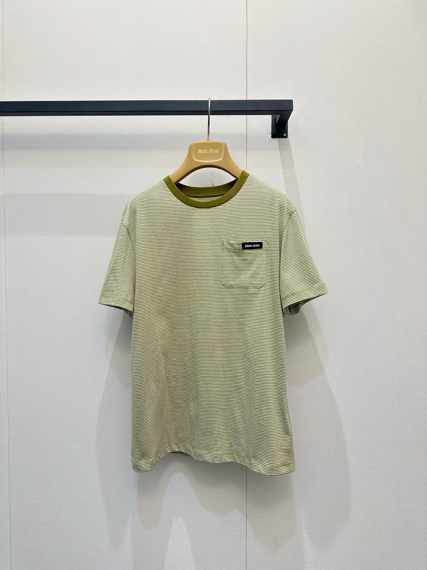 NO:856951,*26new Yellow and green contrast striped T-shirt gently wears the spring color palette on the body. The stripes are really heartwarming!  The base color is a soft and waxy oatmeal color, and there is a subtle yellow-green tone hidden in the thin stripes, which is like the freshness emerging from the tips of young leaves, with a little warmth from the sun. It is visually super healing~ Exclusively customized imported yb cotton material, with contrasting dark green edges on the neckline, instantly brightens up the whole thing, making simplicity no longer monotonous!  The classic logo patch on the chest is a low-key yet recognizable finishing touch, writing the word 'fashionable' in the details. The loose and comfortable version is not flattering on your body shape. Whether you wear it alone with a pair of jeans for a stroll on the street, or tuck it into a small skirt to transform into a sweet and cool girl, you can easily capture that lazy and playful French style ~ 1:1 Awesome version Latest spring and summer items Look out for the exclusive high version  SML,,skirts,jeans,tees,t-shirt,19860909*26new黄绿撞色条纹T恤把春天的调色盘轻轻穿在身上条纹真的太戳心啦！底色是软糯的燕麦色,细细的条纹里藏着一抹微妙的黄绿调,像是嫩叶尖上刚冒出的清新,又带着一点点阳光洒落的暖意,视觉上超级治愈~ 独家定制进口yb棉材质,领口撞色的深绿包边,瞬间点亮整体,让简约不再单调！胸前经典徽标章仔点缀,是低调又不失辨识度的点睛之笔,把“时髦精”三个字写在细节里.宽松舒适的版型,不挑身材,无论是单穿配一条牛仔裤漫步街头,还是塞进小裙子变身甜酷少女,都能轻松拿捏那份慵懒又俏皮的法式风情～1:1超赞版型 春夏最新单品 认准独家高版本 SML,,skirts,jeans,tees，t-shirt,,Women's clothing