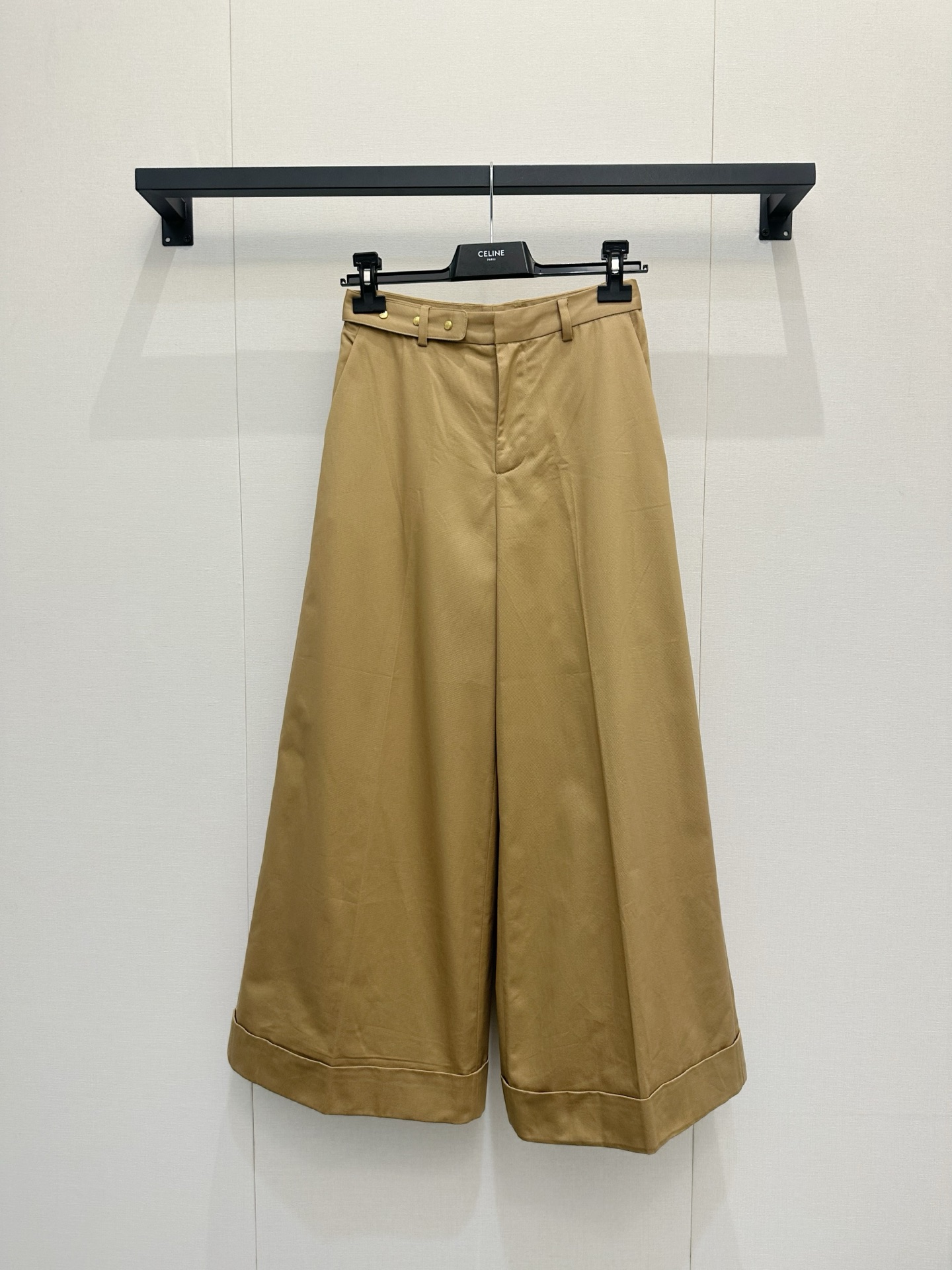NO:856910,*26new gold buckle belt decorated wide-leg trousers, high-waisted A-line version + metal opening and closing buttons, practical and detailed. The loose wide-leg design is friendly to pear-shaped figures and slims the ceiling!  Exclusively customized imported YB cotton material, detachable half-waist belt design adds a sense of style, hardware opening and closing buckle with engraved logo and steel stamp details are in place!  It can be easily used for daily commuting and leisure. The color is super versatile, it looks great with a sweater, shirt or T-shirt, and you can easily get the age-reducing commuting style!  1:1 awesome version, the latest summer items, look out for exclusive high-end versions in stock SML, shirts, tees, t-shirts,19860909*26new金扣腰带装饰阔腿西裤高腰A字版型+金属开合纽扣,实用又有细节感宽松阔腿设计对梨形身材友好,显瘦天花板！独家定制进口yb棉材质,可拆卸半腰腰带设计增添造型感,五金开合扣做刻字logo钢印细节到位！日常通勤、休闲都能轻松驾驭.颜色超百搭,随手搭针织衫、衬衫或T恤都很出彩,轻松get减龄通勤风！1:1超赞版型,夏季最新单品,认准独家高版本 现货 SML,,shirts,tees，t-shirt,,Women's clothing