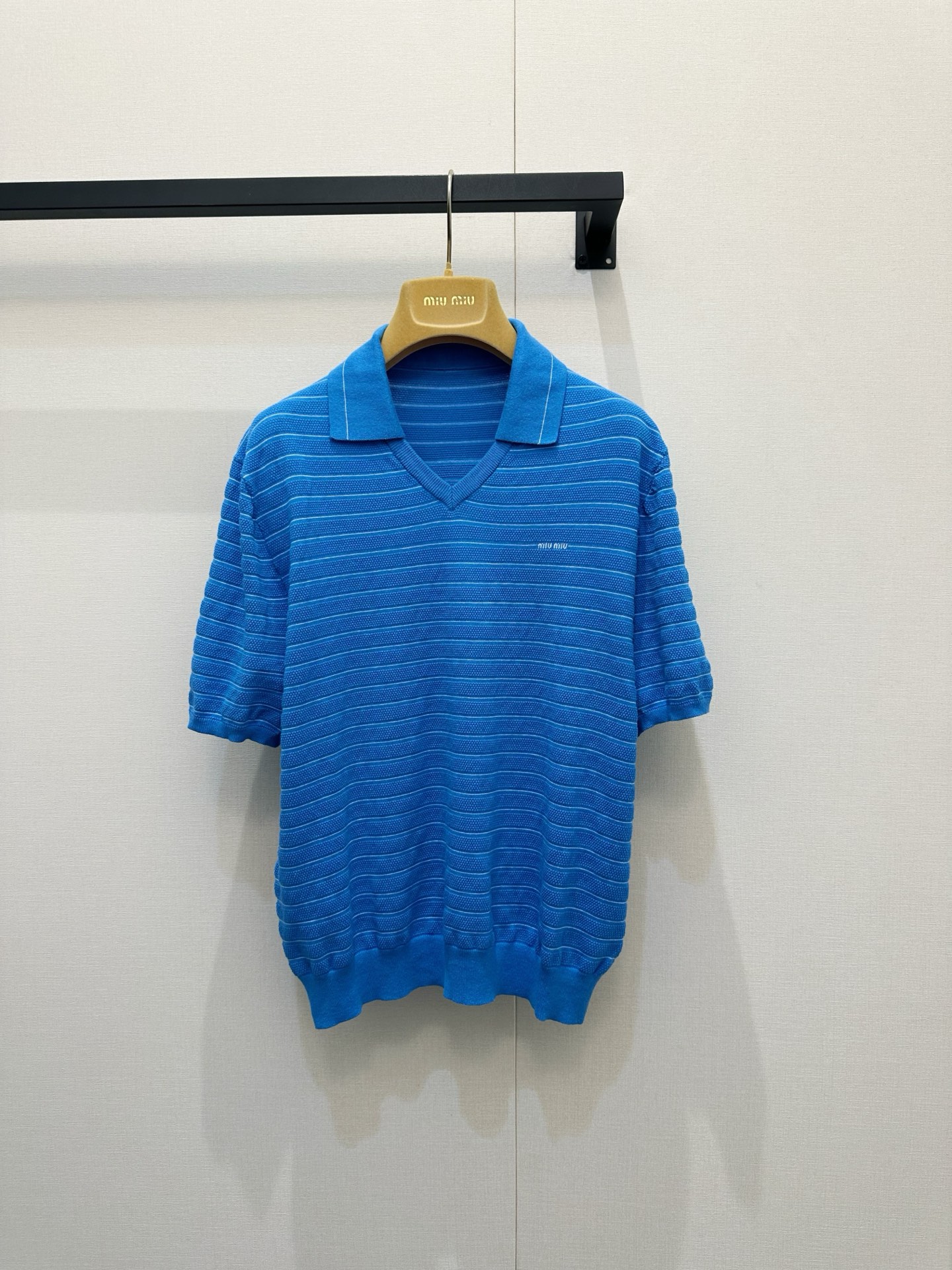 NO:858455,*26newBaby blue pinstripe knitted V-neck short-sleeved. The fresh and healing blue and white stripes put a girl’s summer thoughts on her body. The refreshing and healing light blue tone, paired with the looming white pinstripes, is like bringing in the clear sky and sea breeze.  When it is inserted into the fabric, it visually relaxes and cools down instantly, and makes people fall into its fresh sense of oxygen at a glance ~ Exclusively customized and imported yb100 material, the pique texture of the sweater is really amazing, and the V-neck Polo collar quietly modifies the face shape!  Smart and age-reducing, the short-sleeved upper body perfectly combines relaxation and age-reducing feeling. The classic logo letter embroidery on the chest has an eye-catching effect!  1:1 awesome version, the latest spring and summer items, look out for the exclusive high version SML, T-shirt,19860909*26newBaby蓝细条纹针织V领短袖清新治愈的蓝白条纹简直把少女的夏日心事穿在了身上,清爽治愈的浅蓝色调,搭配上若隐若现的白色细条纹,就像把晴空和海风都揉进了衣料里,视觉上瞬间让人放松降温,让人一眼就沦陷在它的清新氧气感中～独家定制进口yb100看材质,针织衫的珠地布纹理质感真的绝了,V领Polo领上身悄悄修饰脸型！乖巧又减龄,短袖的版型上身将松弛与减龄感完美融合,胸前经典徽标字母刺绣点缀,自带吸睛效果！1:1超赞版型,春夏最新单品,认准独家高版本 SML,,T-shirt,,Women's clothing