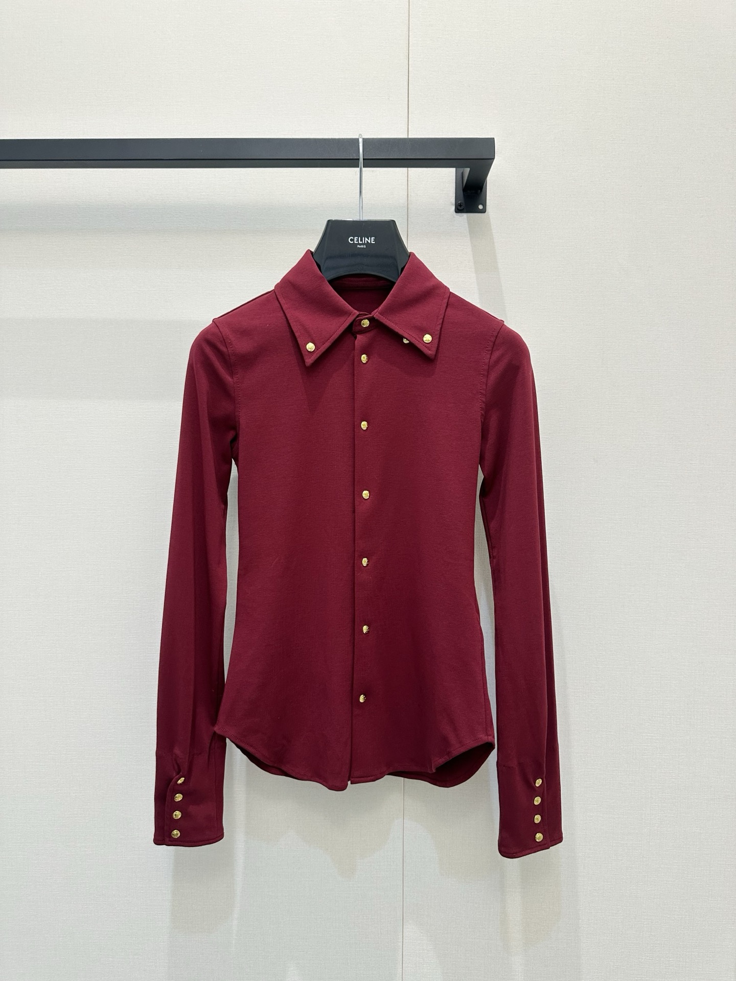 NO:858478,*26new gold button burgundy lapel long-sleeved shirt, classic shirt point collar + gold buttons, low-key and high-end fabric, soft and skin-friendly, perfect drape, can be easily used for daily commuting or formal occasions ~ Exclusive custom-made imported yb cotton material, the burgundy upper body is super white to enhance your temperament, the gold opening and closing buttons are made with classic brand letter engraving steel stamping technology, perfect details!  It looks great casually paired with trousers or skirts. It is neatly cut, comfortable and fashionable. It is an item that has both practicality and design!  1:1 awesome version, latest summer items, look out for exclusive high version SML,,skirts,shirts,19860909*26new金扣酒红色翻领长袖衬衫经典衬衫尖领+金色纽扣,低调又高级面料柔软亲肤,垂坠感满分,日常通勤或正式场合都能轻松驾驭～独家定制进口yb棉材质,正调酒红色上身超显白提高气质,金色开合扣子做经典品牌字母刻字钢印工艺,细节满分！随意搭配西裤或裙装都很出彩,剪裁利落,舒适又时髦,是实用与设计感兼具的单品！1:1超赞版型,夏季最新单品,认准独家高版本 SML,,skirts,shirts,,Women's clothing