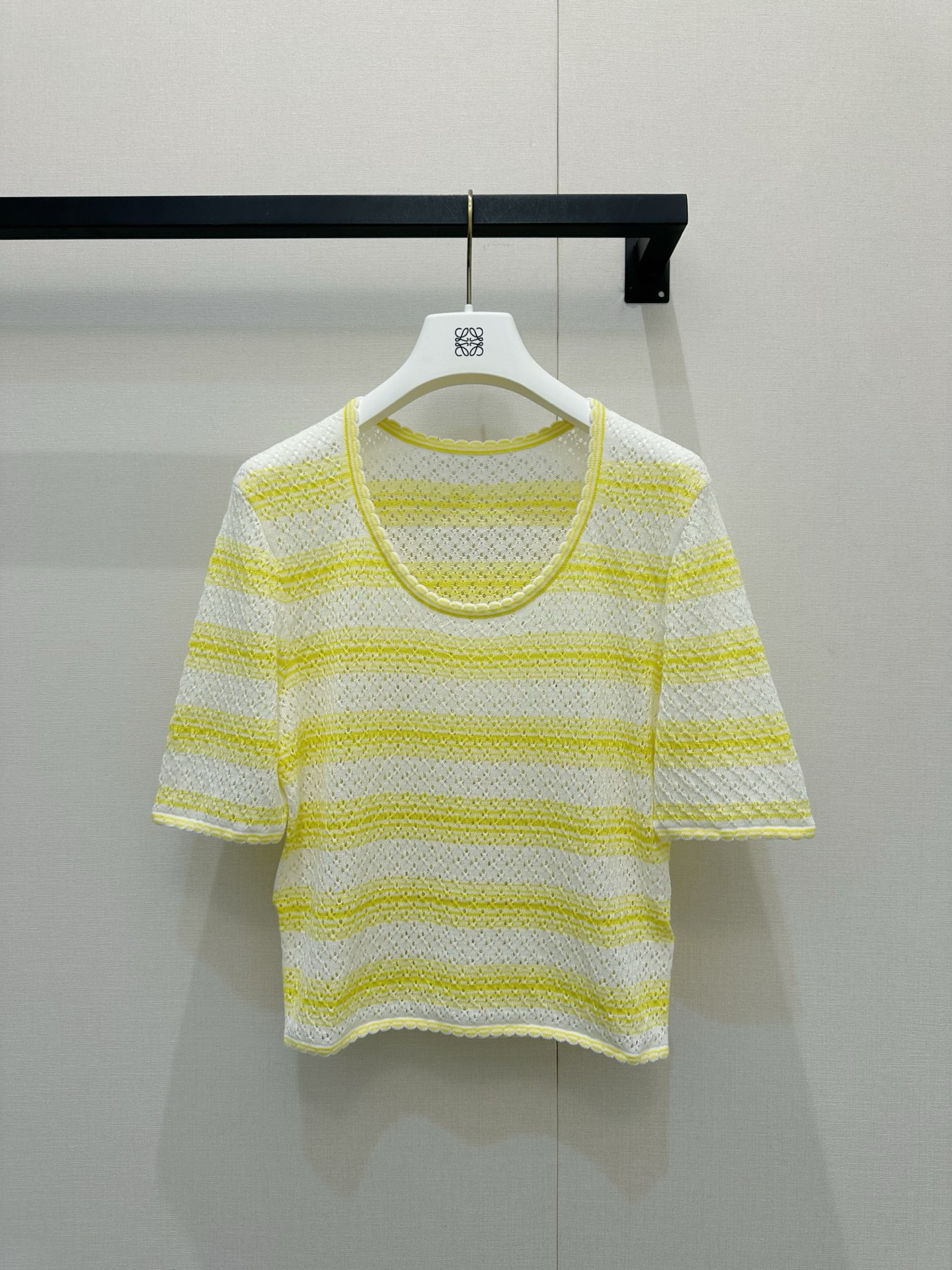 NO:858488,*26new Contrast pinstripe knitted short-sleeved classic contrast stripe design brings French laziness and intellectuality, and is visually very slimming!  The exquisite wavy edge round neck and cuff details add a gentle breathing feeling to the whole ~ Exclusively customized imported yb100 cotton material, with logo embellishment on the back neckline, low-key yet recognizable, and the right-shoulder slim fit is just right, whether worn alone or  Wear it as an inner layer, you can easily wear it to create a high-end sense of layering. The upper body has the look of a great heroine. It is super fashionable to wear it with jeans or a skirt. It is really a treasure item that has become more and more timeless in the wardrobe ~ 1:1 awesome version, the latest item for spring and summer  Look for the exclusive high version in stock SML,,skirts,jeans,T-shirt,19860909*26new撞色细条纹针织短袖经典的撞色条纹设计,自带法式的慵懒与知性,视觉上非常显瘦！精致的波浪边圆领和袖口细节,让整体多了一丝温柔的呼吸感～独家定制进口yb100棉材质,后领口徽标logo点缀,低调不失辨识度,正肩修身的版型恰到好处,无论是单穿还是作为内搭叠穿,都能轻松穿出高级的层次感.上身就是气质大女主既视感,随便搭条牛仔裤或半裙都超级时髦,真的是衣柜里越穿越有味道的宝藏单品呀～1:1超赞版型,春夏最新单品 认准独家高版本 现货 SML,,skirts,jeans,T-shirt,,Women's clothing
