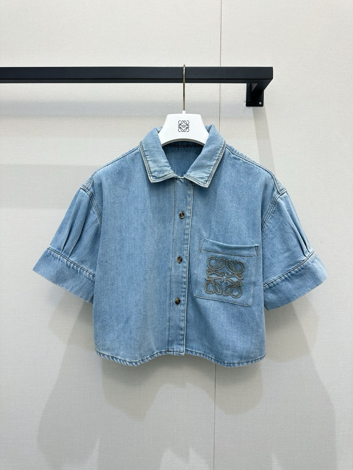 NO:858498,*26newPaula’s Ibiza series contrasting logo embroidered denim shirt in light washed blue, imported soft cotton denim, super comfortable to wear in summer!  The Anagram embroidery on the chest is super recognizable, and the details are fully customized. It is made of imported yb cotton. The chest pocket is embellished with a classic contrasting embroidered logo pattern. It is self-recognizable~ The short sleeves are paired with loose tailoring, which is super friendly to the body shape and can be easily used for daily commuting, vacations, and daily life!  The refreshing atmosphere directly fills the air, making it a versatile summer weapon!  1:1 awesome version, the latest summer items, look out for the exclusive high version SML, shirts, T-shirt,19860909*26newPaula’s Ibiza系列撞色徽标刺绣牛仔衬衫浅水洗蓝色,进口柔软棉质牛仔布,夏天穿超舒服！胸前Anagram刺绣超有辨识度,细节满分独家定制进口yb棉材质,胸前口袋经典撞色刺绣logo图案点缀,自带辨识度～短袖搭配宽松剪裁,对身材包容度超友好,日常通勤、度假、日常都能轻松驾驭！清爽氛围感直接拉满,是夏日百搭神器！1:1超赞版型,夏季最新单品,认准独家高版本 SML,,shirts,T-shirt,,Women's clothing