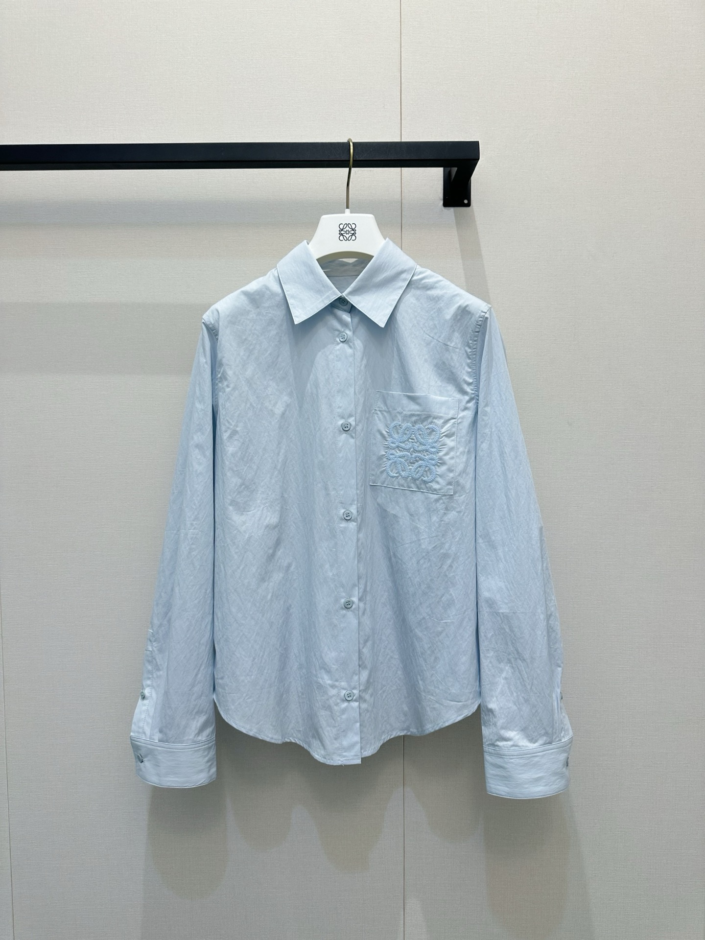 NO:858509,LOE's latest long-sleeved shirt with lapel and embroidered logo pockets is Loewe's favorite sky blue shirt. This color makes your mood very beautiful when you wear it. It's as comfortable as the blue sky. It's a very light fabric and can be worn in summer. SML,,loewe,shirts,19860909LOE*新款翻领长袖衬衫 刺绣logo口袋点缀 Loewe 最爱的一件天蓝色衬衫 这个颜色穿上身心情都会变得很美丽 像蓝色一样的天空很舒适 非常轻薄的面料 夏天穿都没问题 SML,,loewe,shirts,,Women's clothing