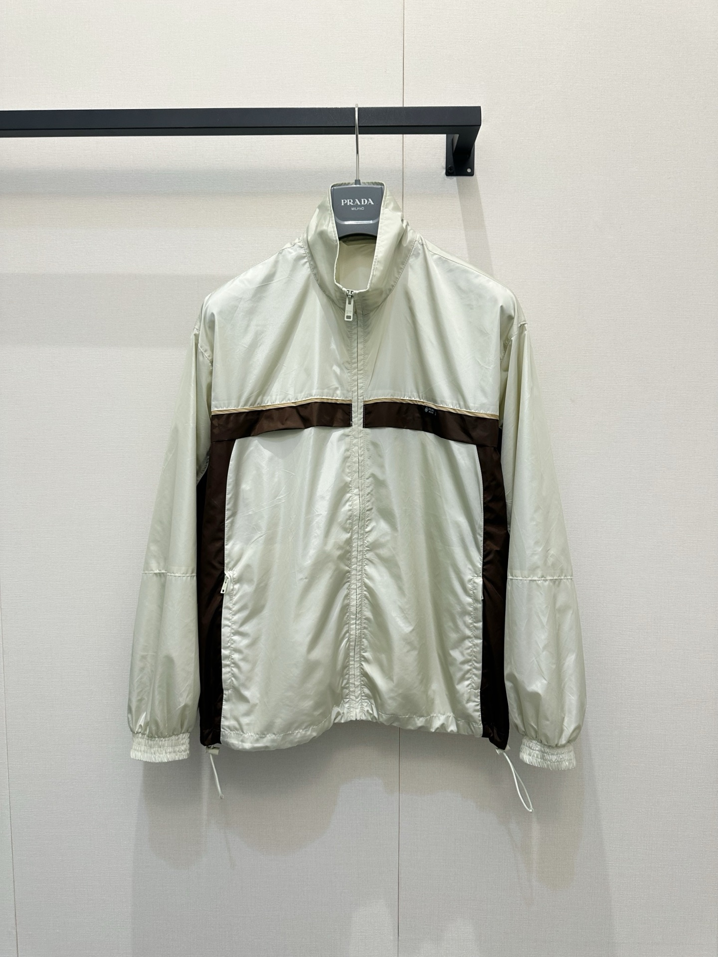 NO:858518,*26new color-blocked logo pattern zipper nylon jacket, milky white + brown contrasting design, retro and fashionable!  The three-dimensional tailoring is loose and dropped shoulders, and the upper body is the same for men and women, which is comfortable and does not matter the figure!  Exclusively customized imported yb nylon material, with classic brand letter stamps embellished on the chest, low-key yet recognizable. The brown splicing design on the upper body has a more detailed feel. It can be easily controlled for daily commuting, going out on the street, and vacation. The nylon material is light and easy to carry. It is very suitable for early spring or cool weather ~ you can easily get a lazy and casual style!  1:1 awesome version, the latest spring and summer items, look out for the exclusive high version SML, jackets & coats,19860909*26new拼色徽标图案拉链尼龙外套 奶白+棕色撞色设计,复古又时髦！立体剪裁宽松落肩版型,男女同款上身舒适不挑身材！独家定制进口yb尼龙材质,胸前经典品牌字母章仔点缀,低调又不失辨识度,棕色拼接设计上身更有细节感,日常通勤、出街、度假都能轻松驾驭,尼龙材质轻便易携,早春或微凉天气穿超合适～轻松get慵懒随性风！1:1超赞版型,春夏最新单品,认准独家高版本 SML,,jackets & coats,,Women's clothing