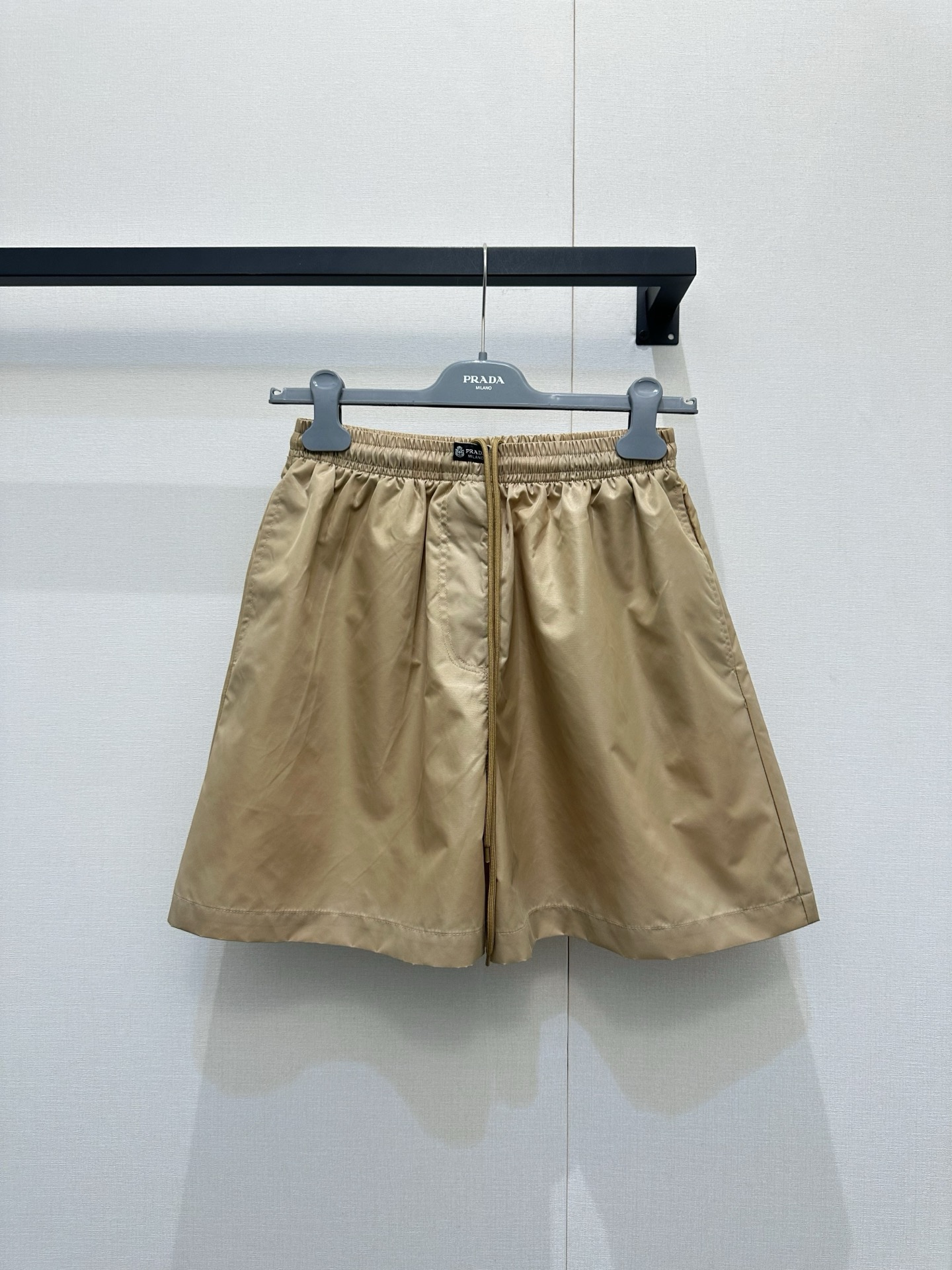 NO:858442,*26new nylon shorts with elasticated waist and apricot color nylon fabric are light and shiny, giving the upper body a sporty feel!  The contrasting color logo on the waist and the seal logo add to the details of the outfit, which is very eye-catching ~ Exclusively customized imported yb recycled environmentally friendly nylon material, the logo is very recognizable, the length of the mid-length pants is just right on the upper body without weighing down the body, and is very suitable for spring and autumn. You can easily create a casual and high-end feel with casual matching, a must-have for daily outings!  1:1 awesome version, the latest spring and summer items, look out for the exclusive high version SML,, shorts,19860909*26new系绳松紧腰尼龙短裤杏咖色尼龙面料轻便有光泽,上身运动感满满！腰间撞色徽标章仔徽标增添穿搭细节亮点,吸睛度满分～独家定制进口yb再生环保尼龙材质,徽标超有辨识度,中裤长度上身恰到好处不压个子春秋穿超合适,随意搭配都能轻松打造随性高级感,日常出街必备！1:1超赞版型,春夏最新单品,认准独家高版本 SML,,shorts,,Women's clothing