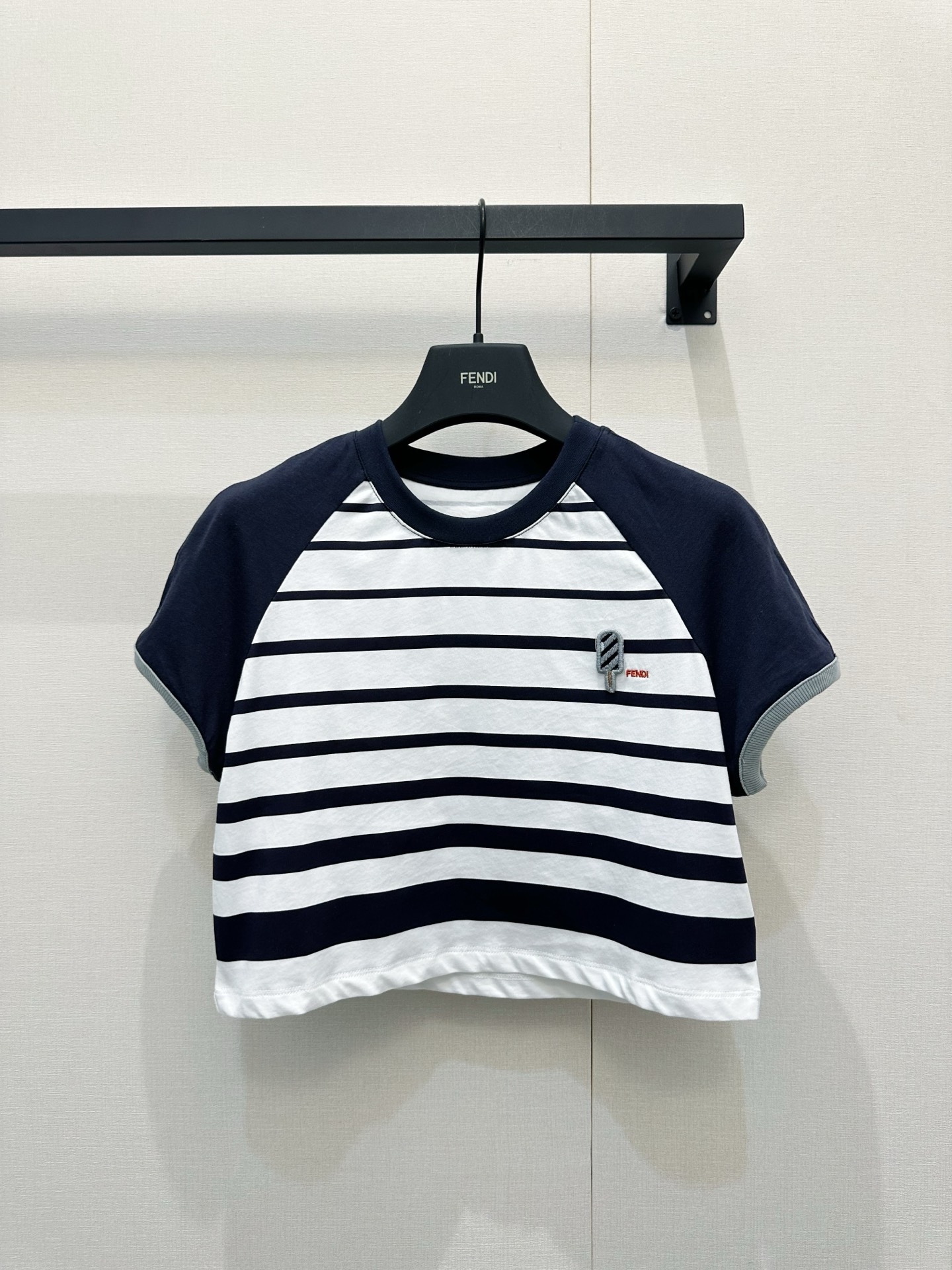 NO:858429,6/ Popular spot Fen*｜2026 new embroidered T-shirt, high-end fabrics, short version, the upper body feels comfortable whoever wears it knows!  The classic colors are elegant and high-end, a must-have for daily wear!  Stripes S M L,,fendi,tees,t-shirt,198609096/爆款现货Fen*｜2026新款刺绣T恤 高订面料,小短版型 ,上身的触感谁穿谁知道的舒服！ 经典颜色都是气质又高级, 日常穿搭必备！条纹 S M L,,fendi,tees，t-shirt,,Women's clothing
