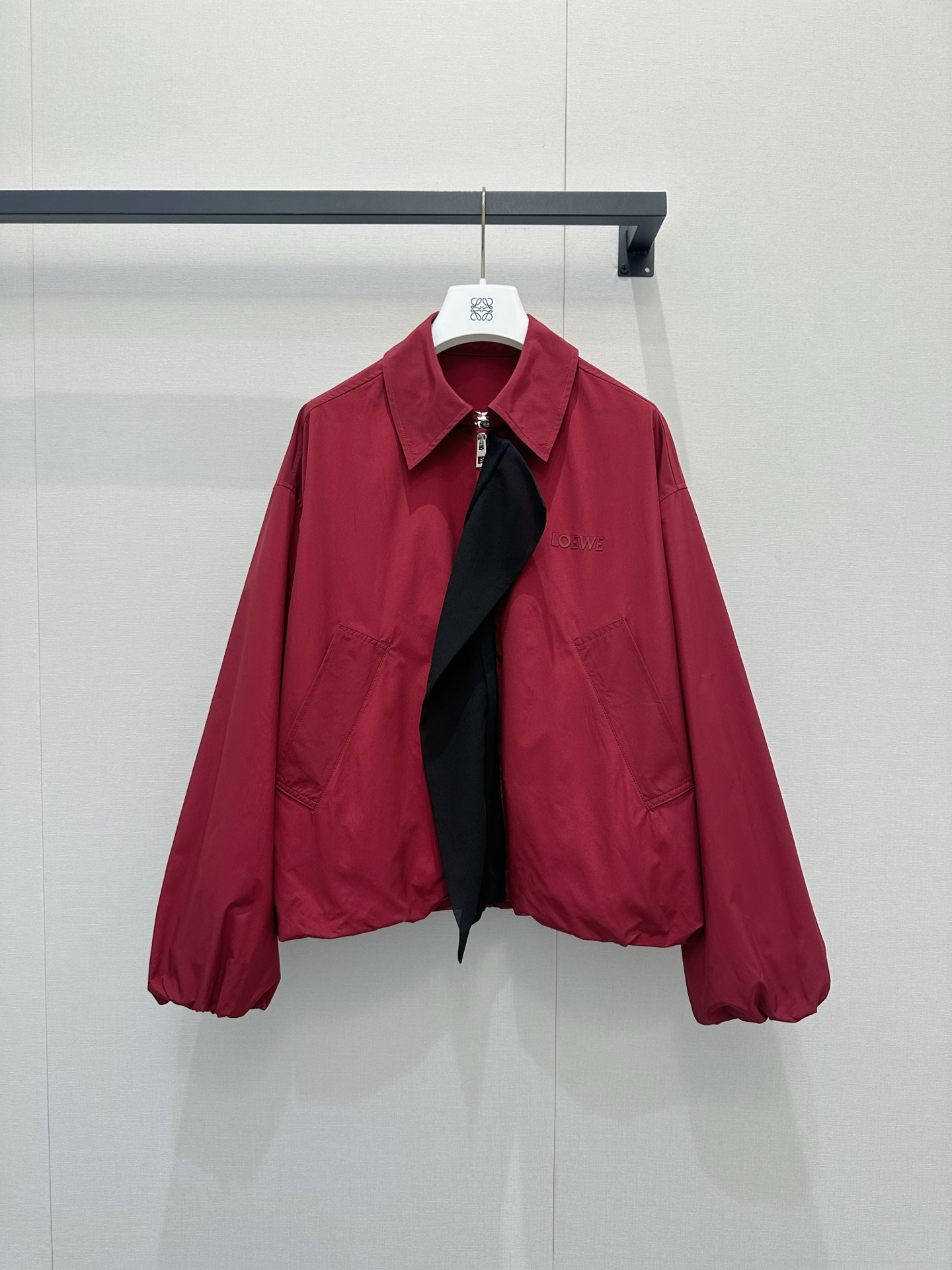 NO:860046,*26new Contrast color lightweight technical pleated poplin jacket is windproof, waterproof and durable, perfect for spring and summer!  Red main color + black silk panel draping, full of design sense, loose fit that both men and women can easily control. Exclusively customized imported yb technology fabric material, classic logo letter printing design on the chest, self-recognizable, custom lettering logo craftsmanship with hardware molding, perfect details, loose jacket style upper body is fashionable and practical, can be easily matched for daily commuting and leisure occasions, easily get the same style as celebrities!  1:1 awesome version, the latest spring and summer items, look out for the exclusive high version SML,,jackets & coats,jackets & coats,19860909*26new撞色轻质科技褶皱府绸夹克外套防风防水又耐用,春夏穿超合适！红色主色+黑色丝绸镶片垂褶,设计感满满,宽松版型男女都能轻松驾驭独家定制进口yb科技面料材质,胸前经典徽标字母印花设计,自带辨识度,五金开模定制刻字logo工艺,细节满分,宽松夹克版型上身时髦又实用,日常通勤、休闲场合都能轻松搭配,轻松get明星同款风格！1:1超赞版型,春夏最新单品,认准独家高版本 SML,,jackets & coats,jackets & coats,,Women's clothing