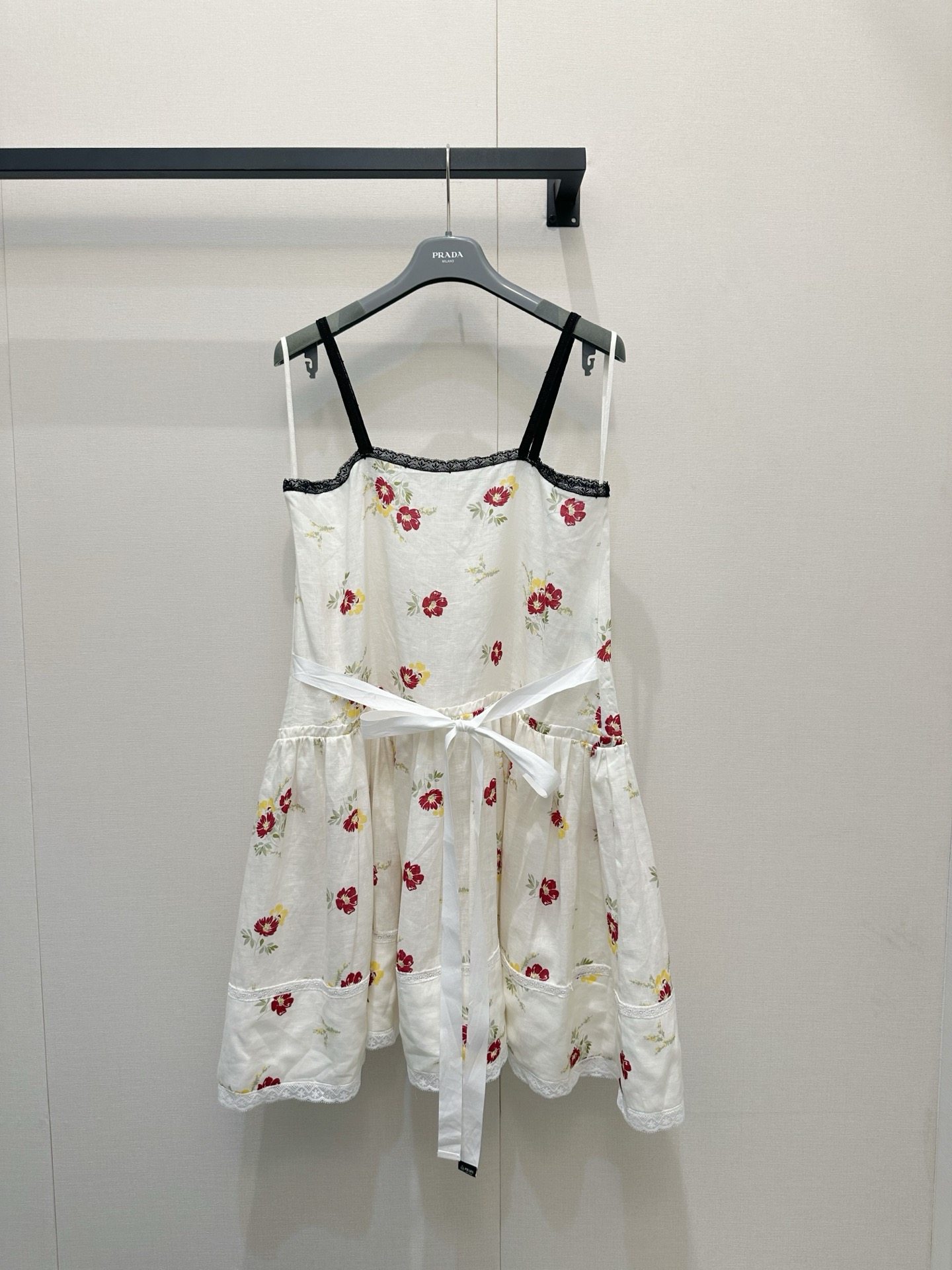NO:860016,Prada  Spring floral dress | Wear the romance of South France on the body. The gentle background is scattered with red and yellow vintage florals, which seem to freeze the sunshine and breeze of Provence in the hem. The thin black sling outlines the elegant collarbone line, and the same color lace around the waist naturally tightens the waistline, giving the overall shape a cool balance in the sweetness; the layered design of the skirt is matched with delicate black  Colored lace, every step brings a light breath, like walking in the clouds. No need for complicated accessories, one piece can support the sense of spring ritual. Whether it is afternoon tea in the garden or the breeze blowing by the seaside, it allows you to bring your own filter and firmly grasp the unique gentle power of Prada that 'hide romance in the details' ~ Sizes SML, prada, skirts,19860909Prada 春日碎花连衣裙｜把南法浪漫穿在身上温柔的底色上散落着红黄交织的复古碎花,仿佛将普罗旺斯的阳光与微风都定格在了衣摆间～细黑吊带勾勒出优雅的锁骨线条,腰间同色系系带轻轻一系,便自然收出盈盈一握的腰线,让整体造型在甜美中透着一丝酷感的平衡；裙摆的层叠设计搭配细腻的黑色蕾丝花边,每一步行走都带着轻盈的呼吸感,像是在云端漫步.不需要繁复的配饰,一件就能撑起春日的仪式感,无论是午后花园的下午茶,还是海边的微风拂面,它都能让你自带滤镜,把“浪漫藏在细节里”的Prada独有温柔力量稳稳拿捏～尺码SML,,prada,skirts,,Women's clothing