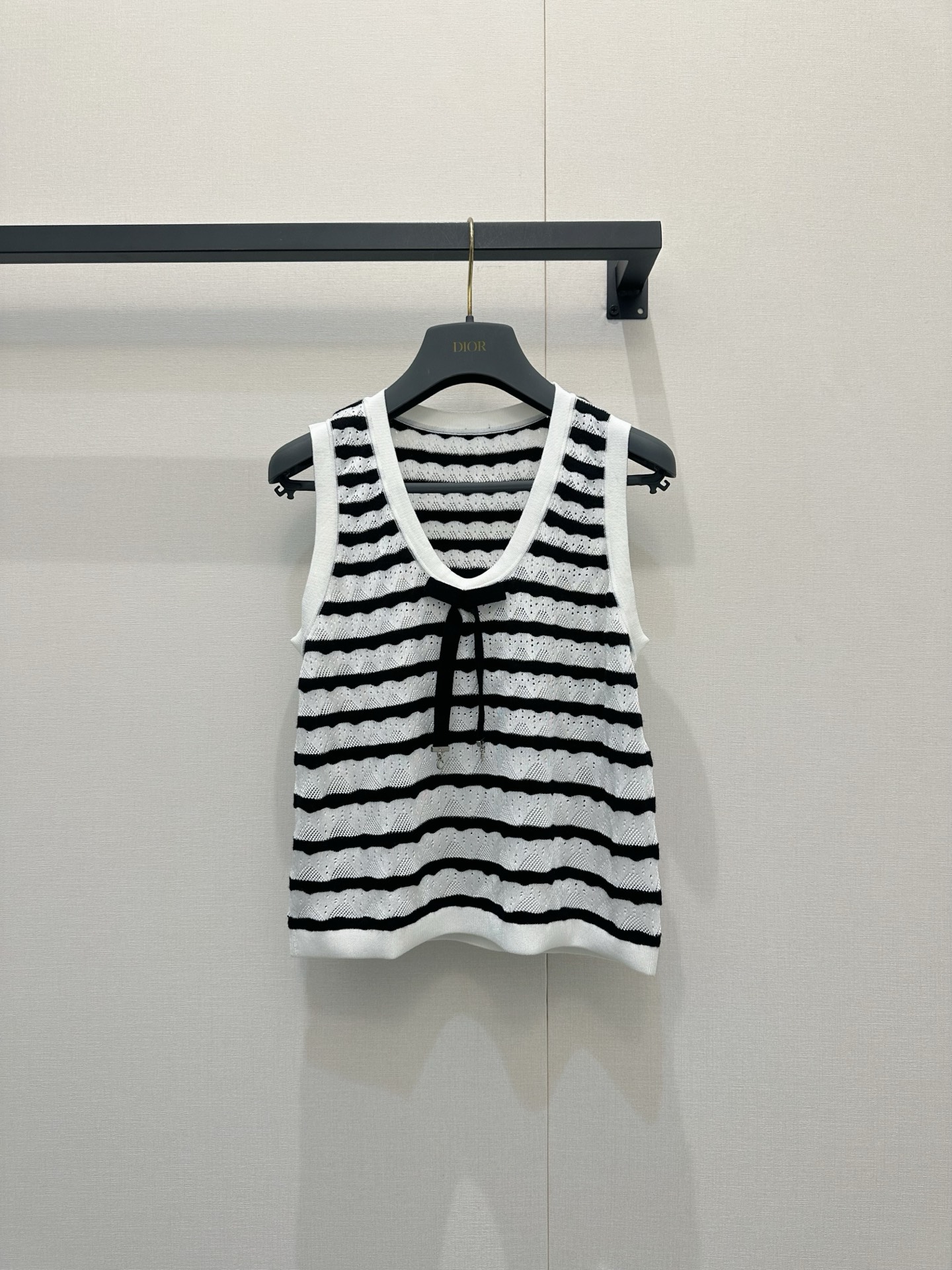 NO:860036,*26new diamond-shaped inter-color stripe hollow knitted vest. Navy color-blocking stripes + diamond hollow, breathable and layered. The right shoulder, slightly wide version, and the upper body are modified to have a girlish proportion. It is age-reducing and elegant ~ Exclusive custom-made imported yb cashmere material, mother-of-pearl buckle as the brand logo lettering pattern, low-key yet recognizable, the upper body is super friendly to the body, and can be easily controlled by fat sisters!  It can be worn for daily commuting and dating. It looks great with skirts or trousers. It can easily create a variety of styles ~ 1:1 awesome version, the latest spring and summer items, look for the exclusive high version. Ready-made SML, skirts,19860909*26new菱形间色条纹镂空针织背心 藏蓝拼色条纹+菱格镂空,透气又有层次感正肩微阔版型上身修饰身线比例少女感满满,减龄又优雅～独家定制进口yb山羊绒材质,贝母扣做品牌徽标字母刻字图案,低调又不失辨识度,上身对身材超友好,微胖姐妹也能轻松驾驭！日常通勤、约会都能穿,搭配半裙或裤装都很出彩,轻松打造百变风格～1:1超赞版型,春夏最新单品,认准独家高版本 现货 SML,,skirts,,Women's clothing