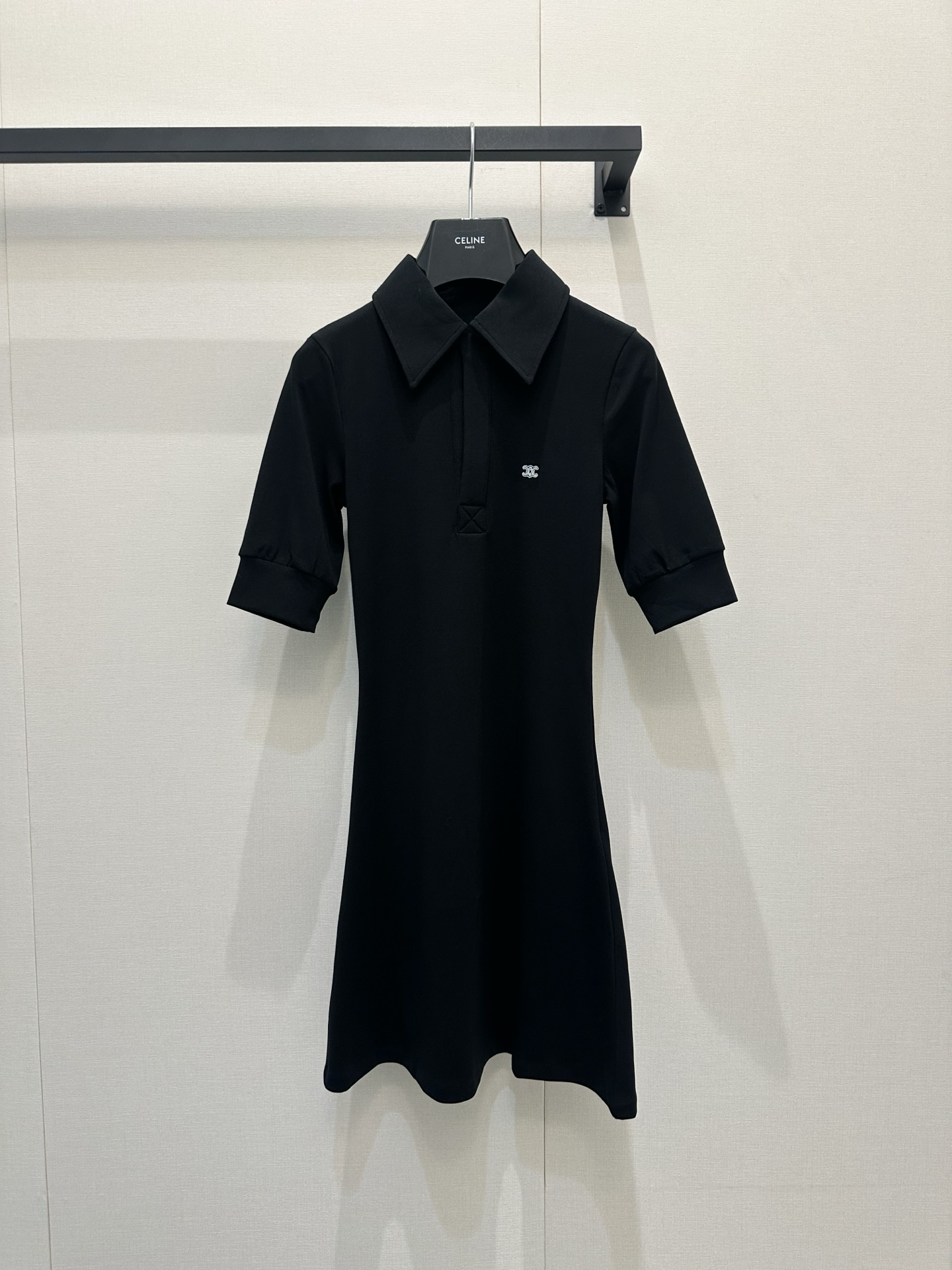 NO:860006,CELINE | The secret of your tennis outfit is here. The new POLO skirt that you can wear with your eyes closed!  It has age-reducing vitality, the knitted fabric is soft and skin-friendly, the version is very tolerant to the body, and the three-quarter sleeve design combines elegance and practicality. Paired with the same series of embroidered baseball caps, low-key brand logo details, and retro presbyopic backpacks perfectly echo, classic presbyopia never goes out of style, and it is easy to wear with a relaxed and high-end feel. In stock SML,, celine, skirts, hats,19860909CELINE | 诡秘你的网球穿搭来啦 闭眼入的新款POLO裙！自带减龄活力,针织面料软糯亲肤,版型对身材包容度超高,五分袖设计兼顾优雅与实用性.搭配同系列刺绣棒球帽,低调的品牌标识细节,复古老花双肩包完美呼应,经典老花永不过时,轻松穿出松弛高级感. 现货SML,,celine,skirts,hats,,Women's clothing